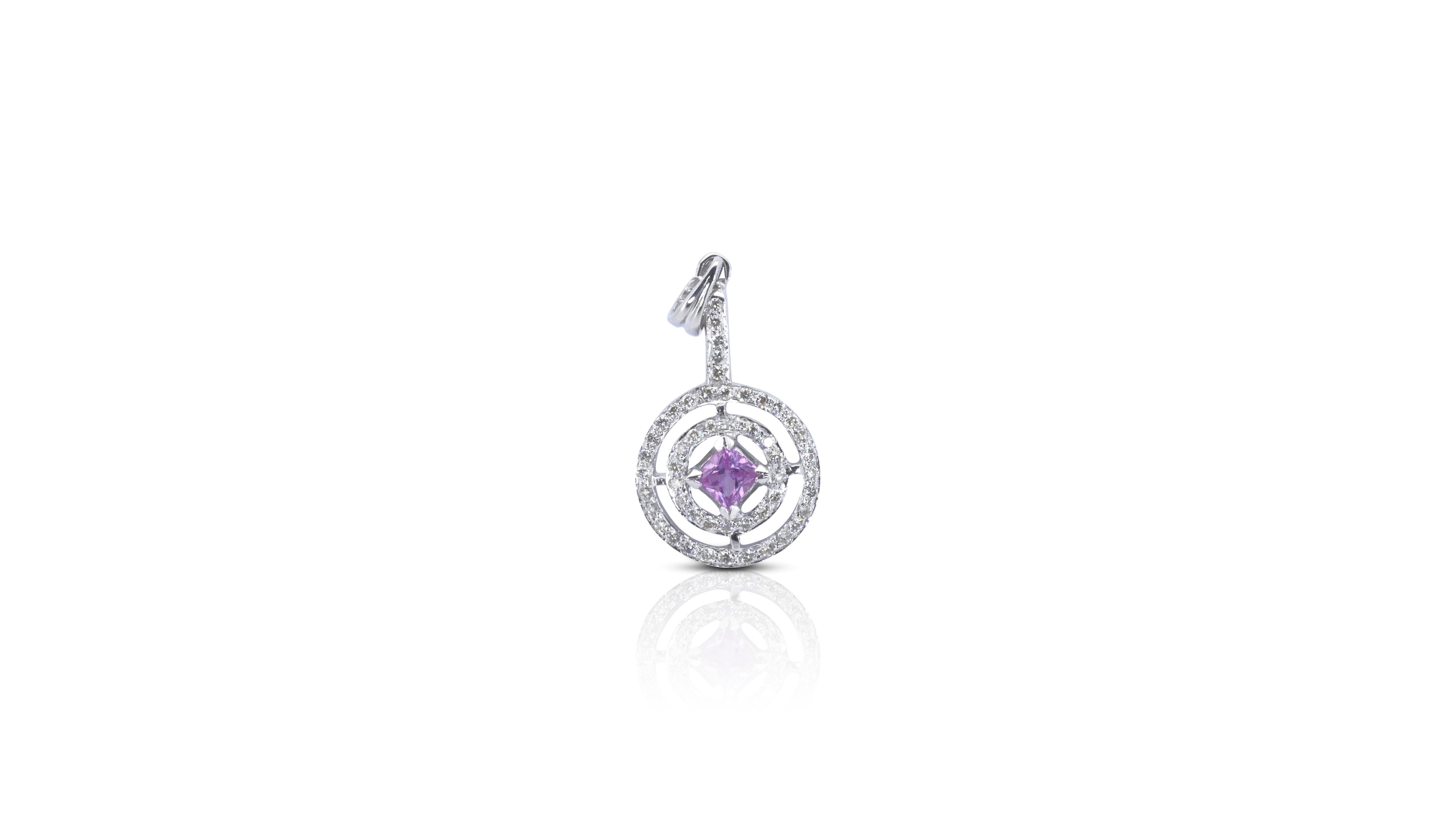 Taille Asscher Pendentif élégant en or blanc 18 carats avec halo de saphirs naturels de 0,26 carat et diamants en vente