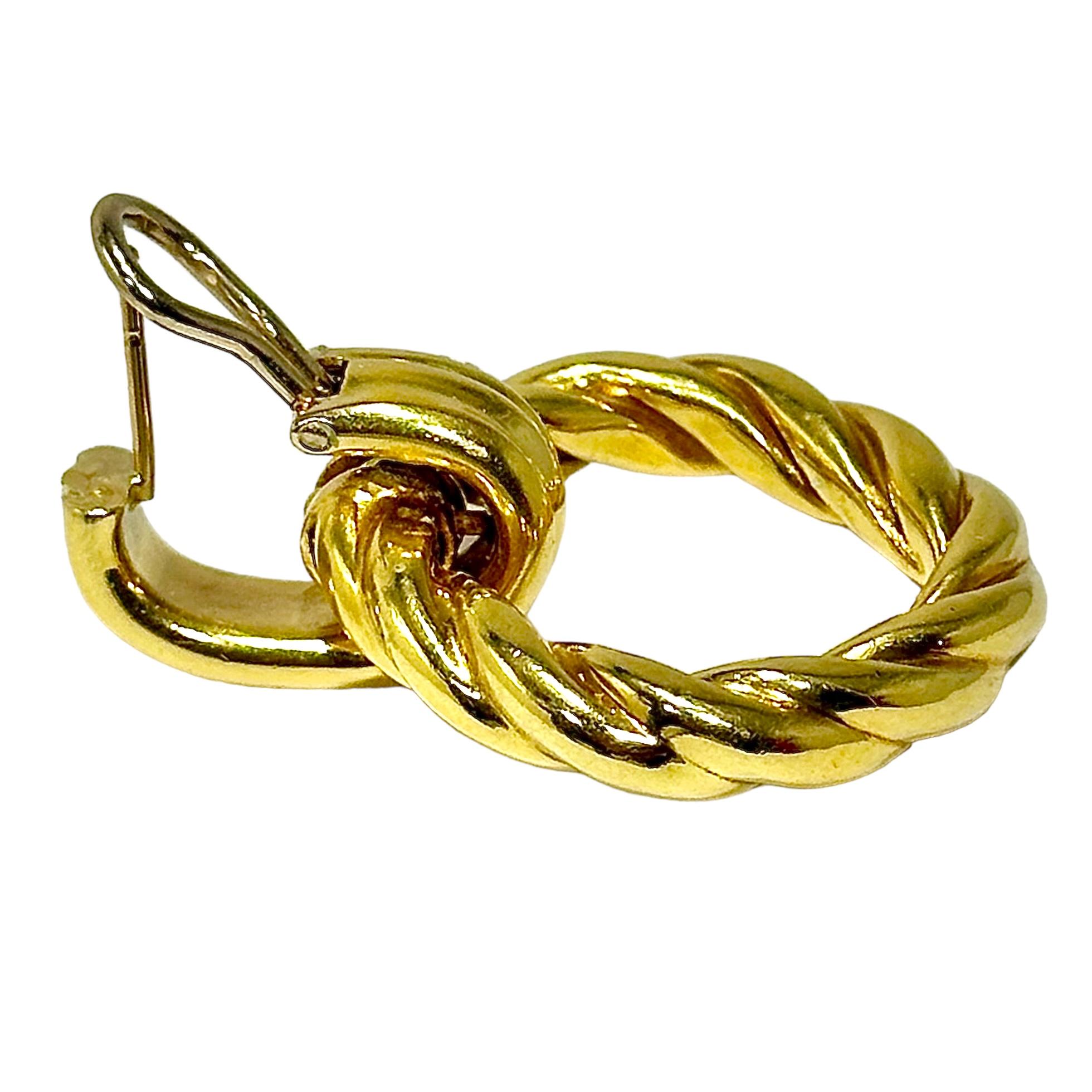 Eleganti orecchini a penzoloni in oro giallo 18 carati con punte scanalate e cerchi in oro ritorto In condizioni buone in vendita a Palm Beach, FL