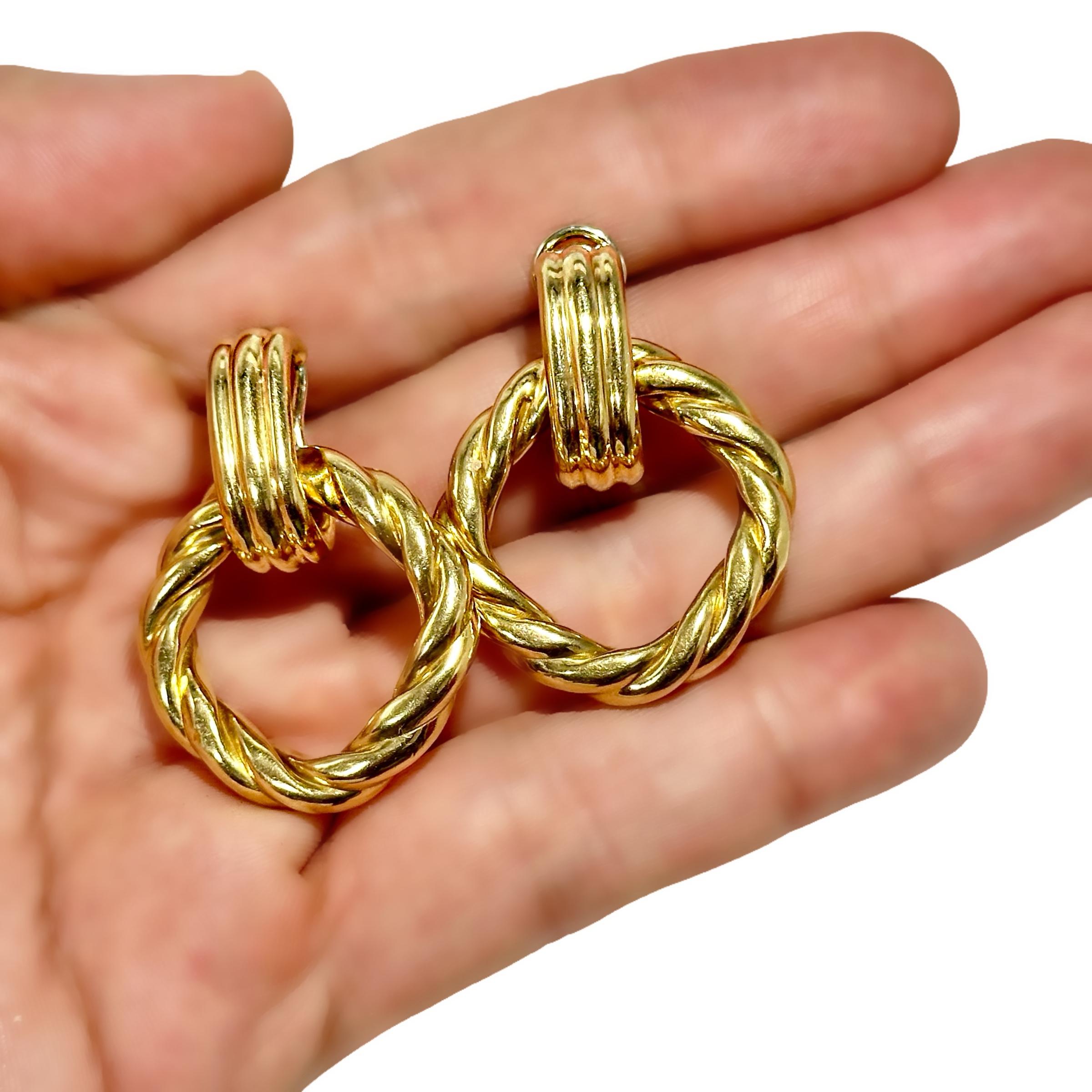 Eleganti orecchini a penzoloni in oro giallo 18 carati con punte scanalate e cerchi in oro ritorto in vendita 1