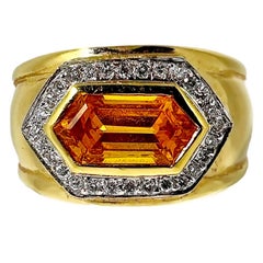 Elegante Anillo de Oro Amarillo de 18 K, Diamantes y Zafiro Naranja Dorado Hexagonal