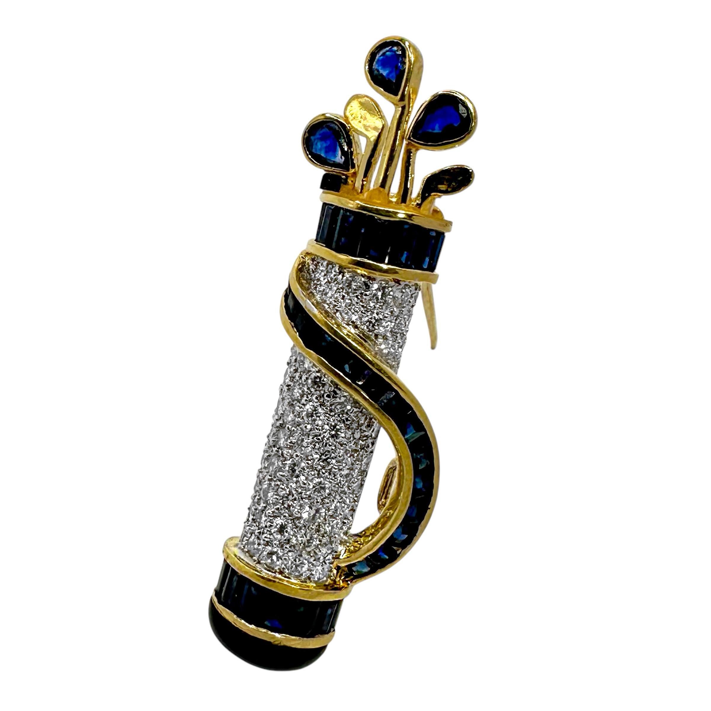 Broche sac de golf en or jaune 18 carats avec cinq clubs à l'intérieur, sertie d'environ 0,75 carat de diamants taille brillant, 1,50 carat de saphirs bleus sertis en canal et en chaton, et un morceau d'onyx cabochon sur le fond.  Les diamants sont