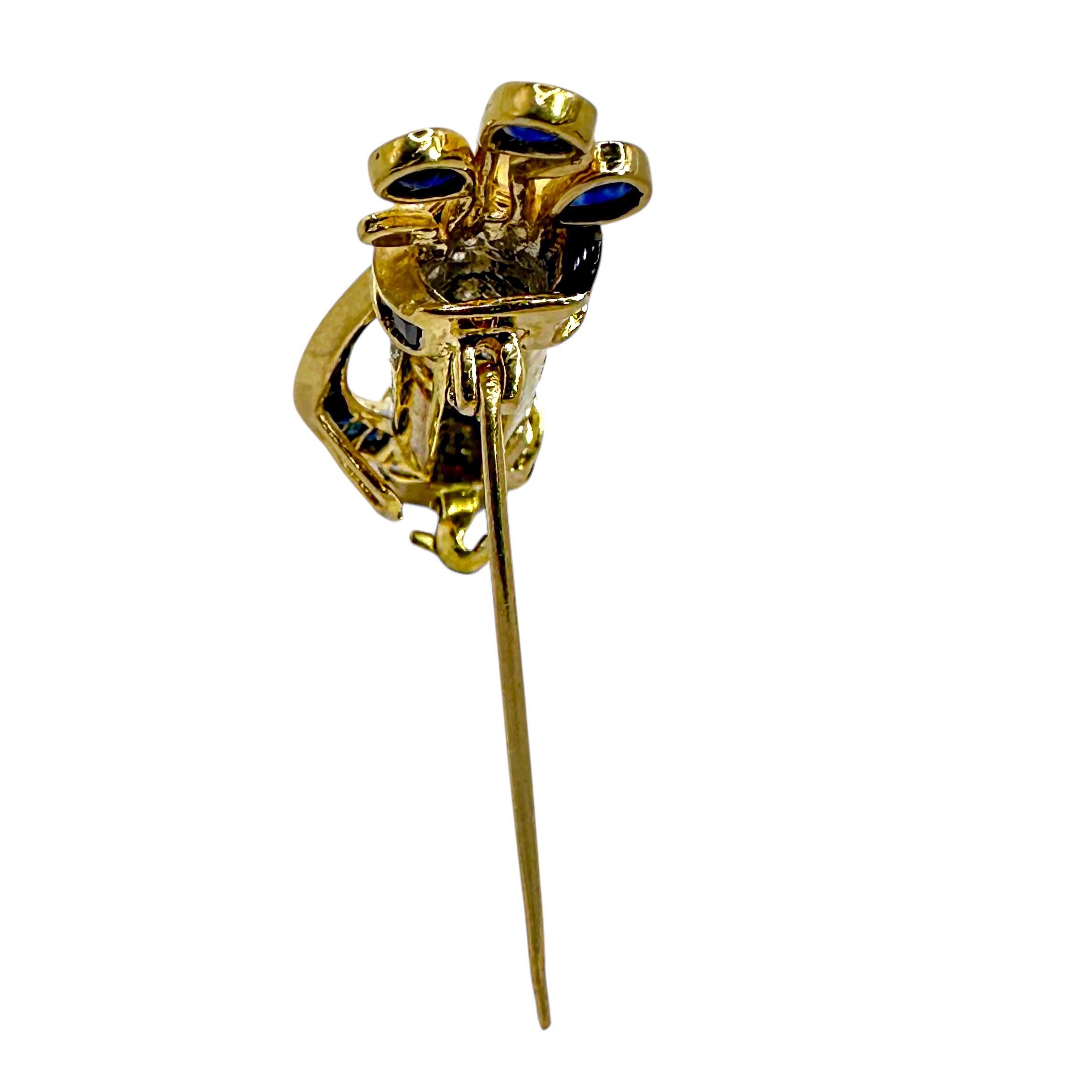 Taille brillant Épingle de sac de golf élégante en or jaune 18 carats incrustée de diamants et ornée de saphirs en vente