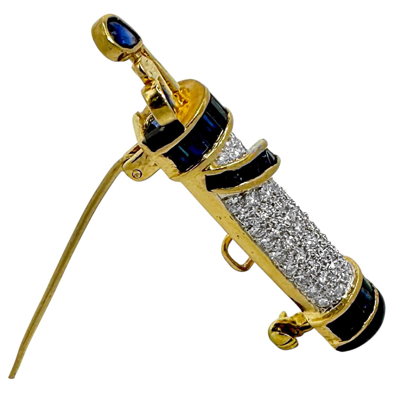 Épingle de sac de golf élégante en or jaune 18 carats incrustée de diamants et ornée de saphirs Excellent état - En vente à Palm Beach, FL