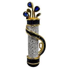 Épingle de sac de golf élégante en or jaune 18 carats incrustée de diamants et ornée de saphirs