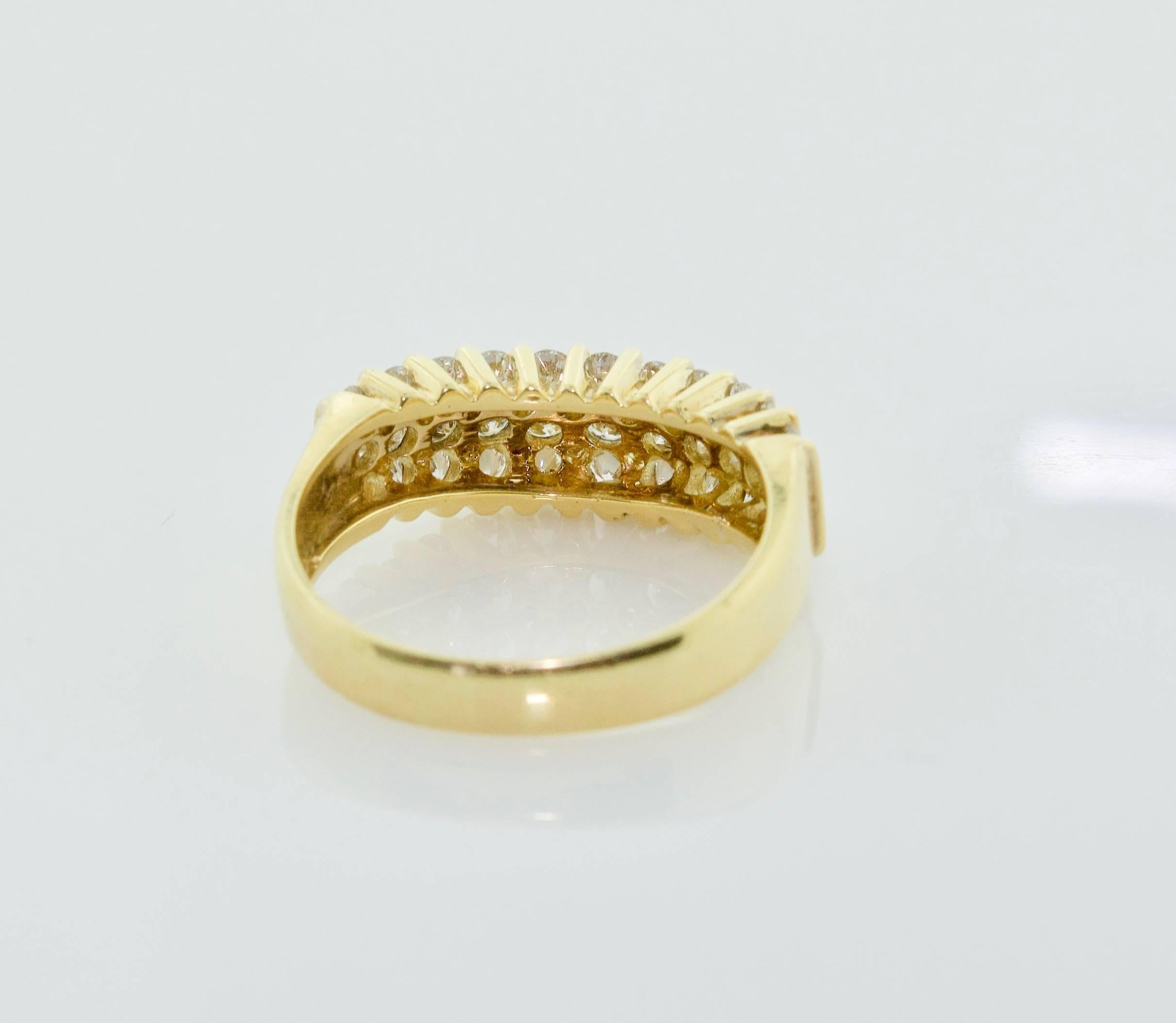 Round Cut Stylish 18 Karat Yellow Gold Diamond Ring For Sale