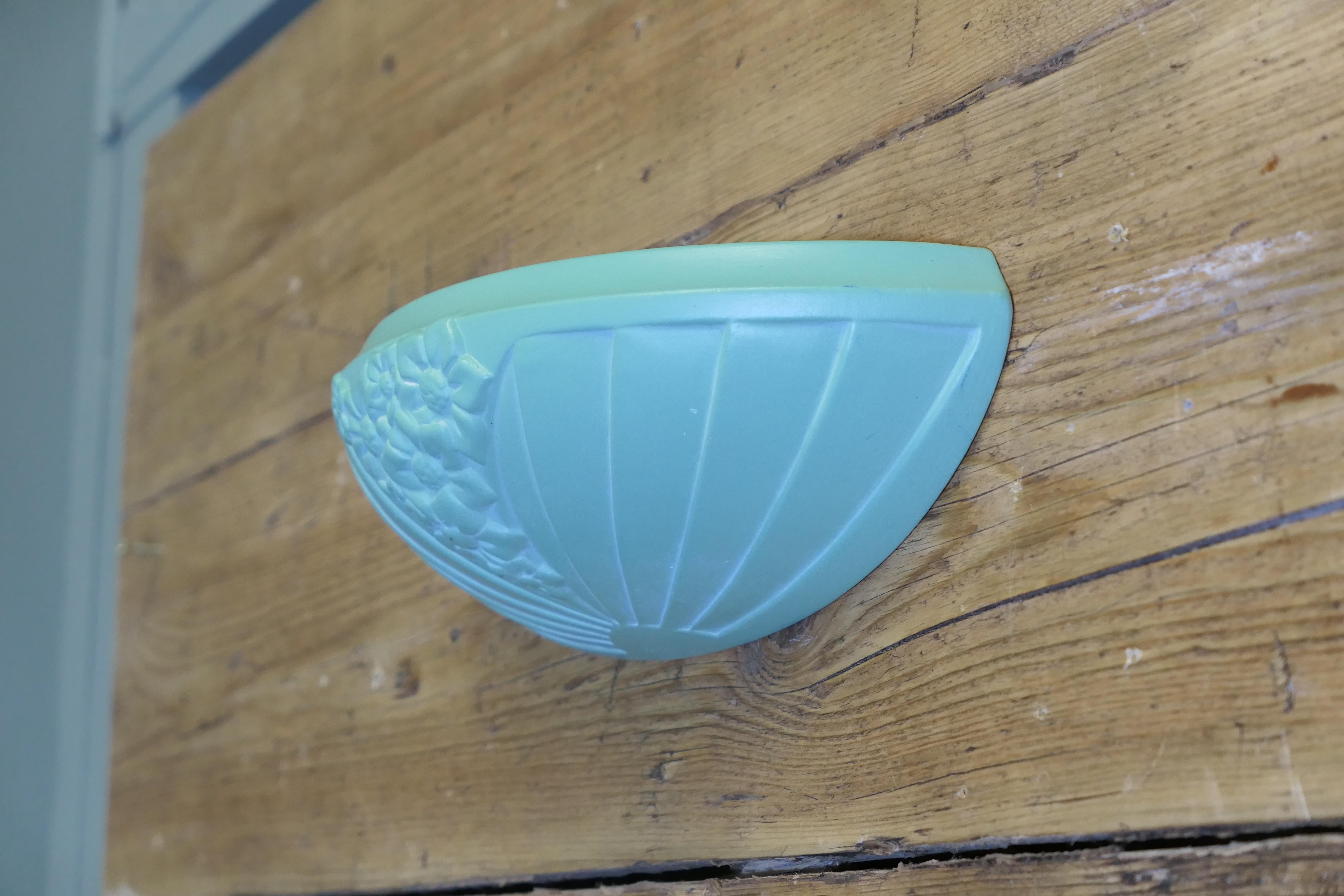 Elegante bolsillo de pared de los años 30  Una pieza muy atractiva siglo XX en venta