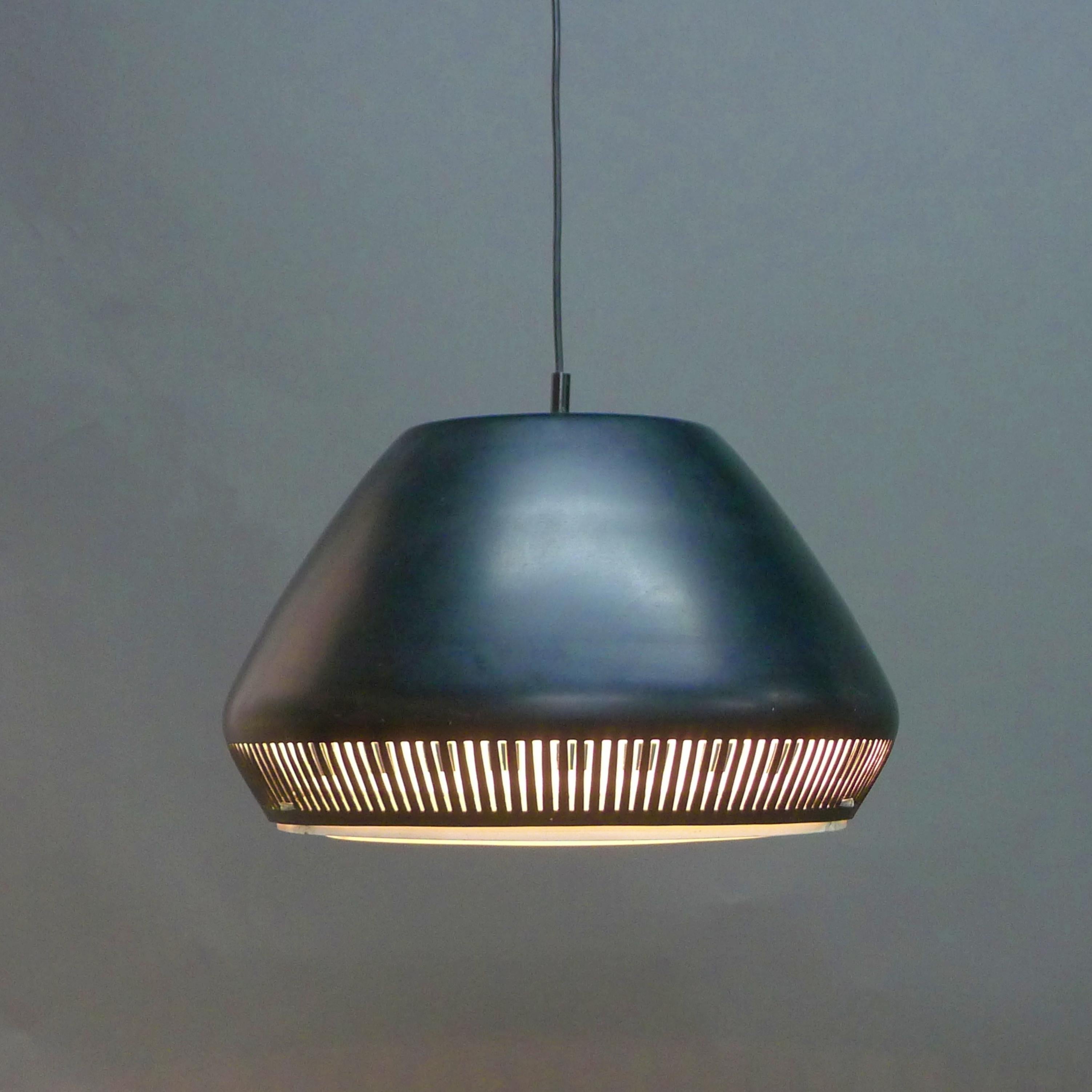 Stylish pendant light, attributed to Gio Ponti for Greco Illuminazione, Italy 1950s

Black enamelled metal curved shade with integral diffuser in concentric white enamelled metal rings which produce a beautiful lighting effect.  
The shade 50cm