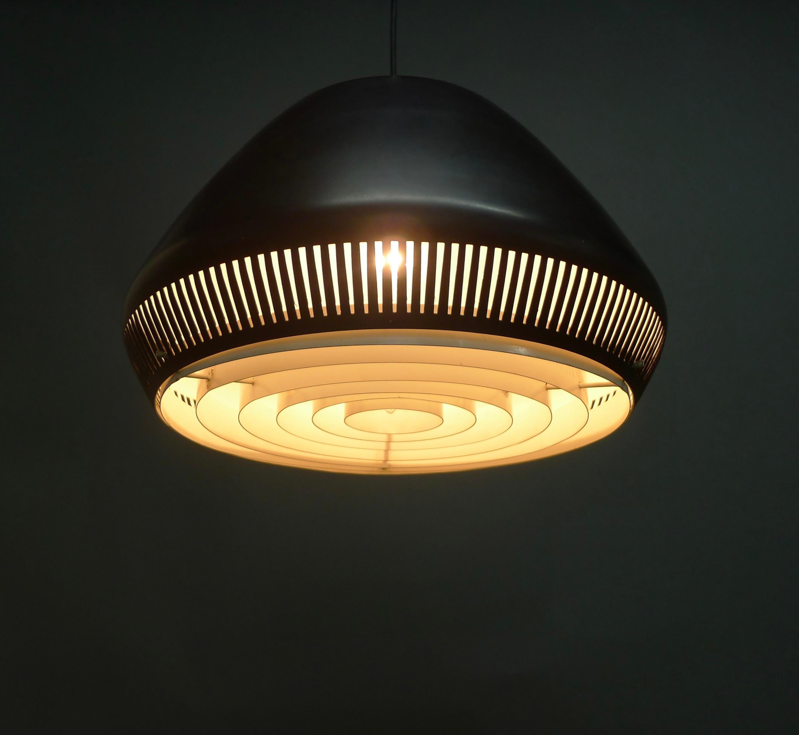 italien Élégante lampe suspendue des années 1950, attribuée à Gio Ponti pour Greco illuminazione en vente