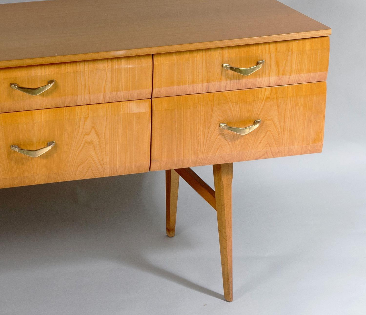 Anrichte/ Sideboard/ Konsole mit 6 Schubladen aus Ahorn in Hochglanz, Mid-Century, 1960er Jahre, stilvoll (Birke) im Angebot