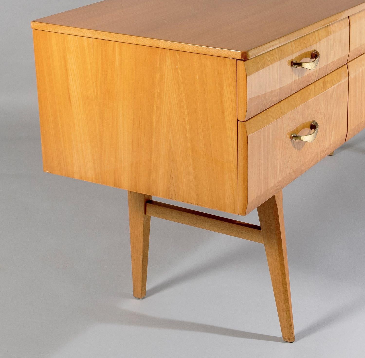 Anrichte/ Sideboard/ Konsole mit 6 Schubladen aus Ahorn in Hochglanz, Mid-Century, 1960er Jahre, stilvoll im Angebot 1