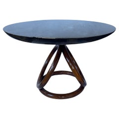 Elegante tavolo da centro italiano in pergamena degli anni '70 con base scultorea in teak