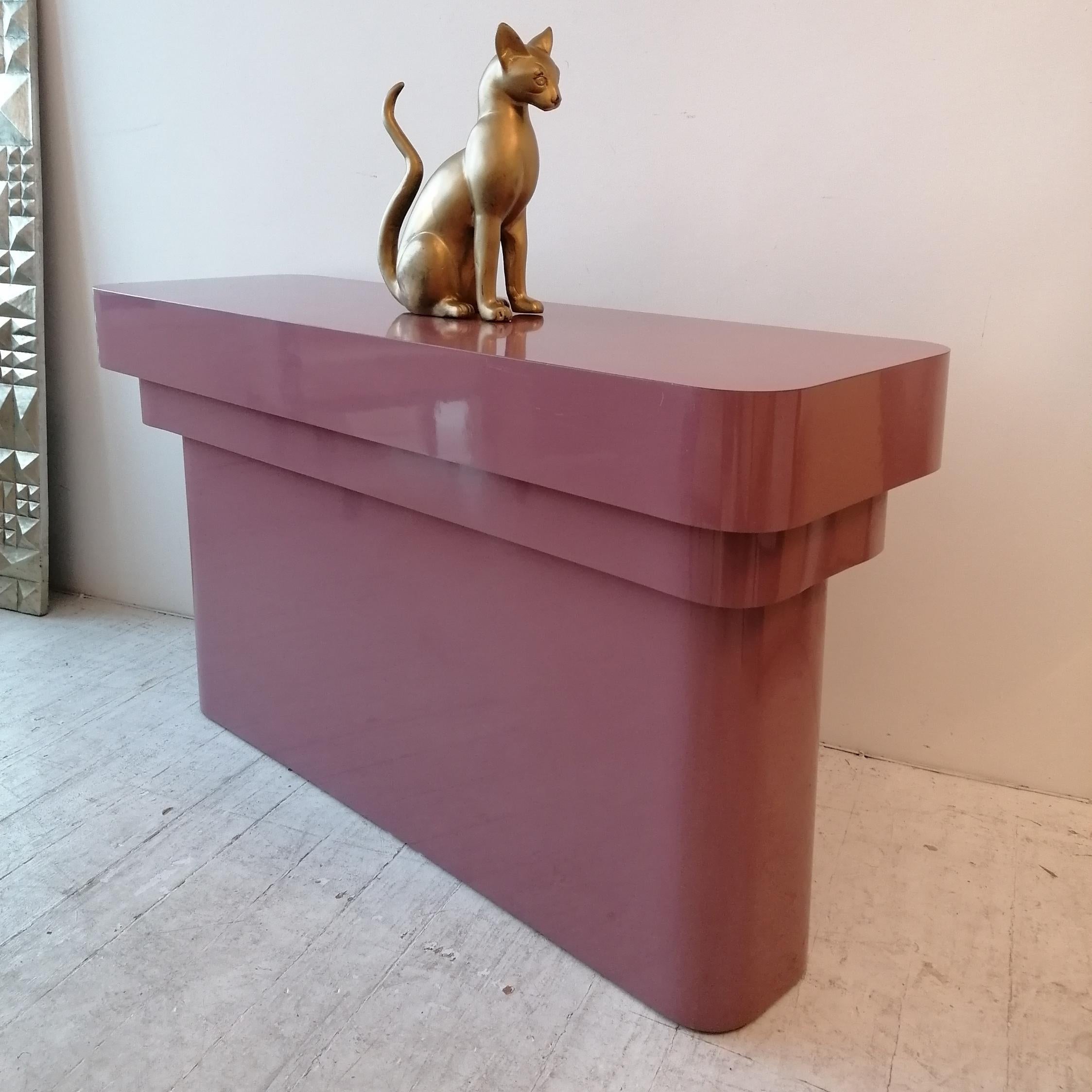 Supercool postmodern 1980s American mauve console table. Great colour, and entirely covered in the mauve laminate- no bare back. Generally good condition for its age- small repaired chip on left side, top edge. Couple scratches, one same end; one at
