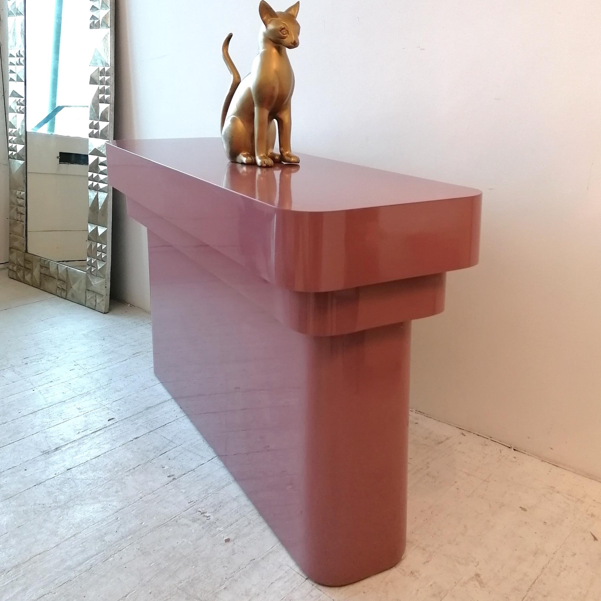 Stylish 1980s American Post Modern Mauve Laminate Console Table In Good Condition In Hastings, GB