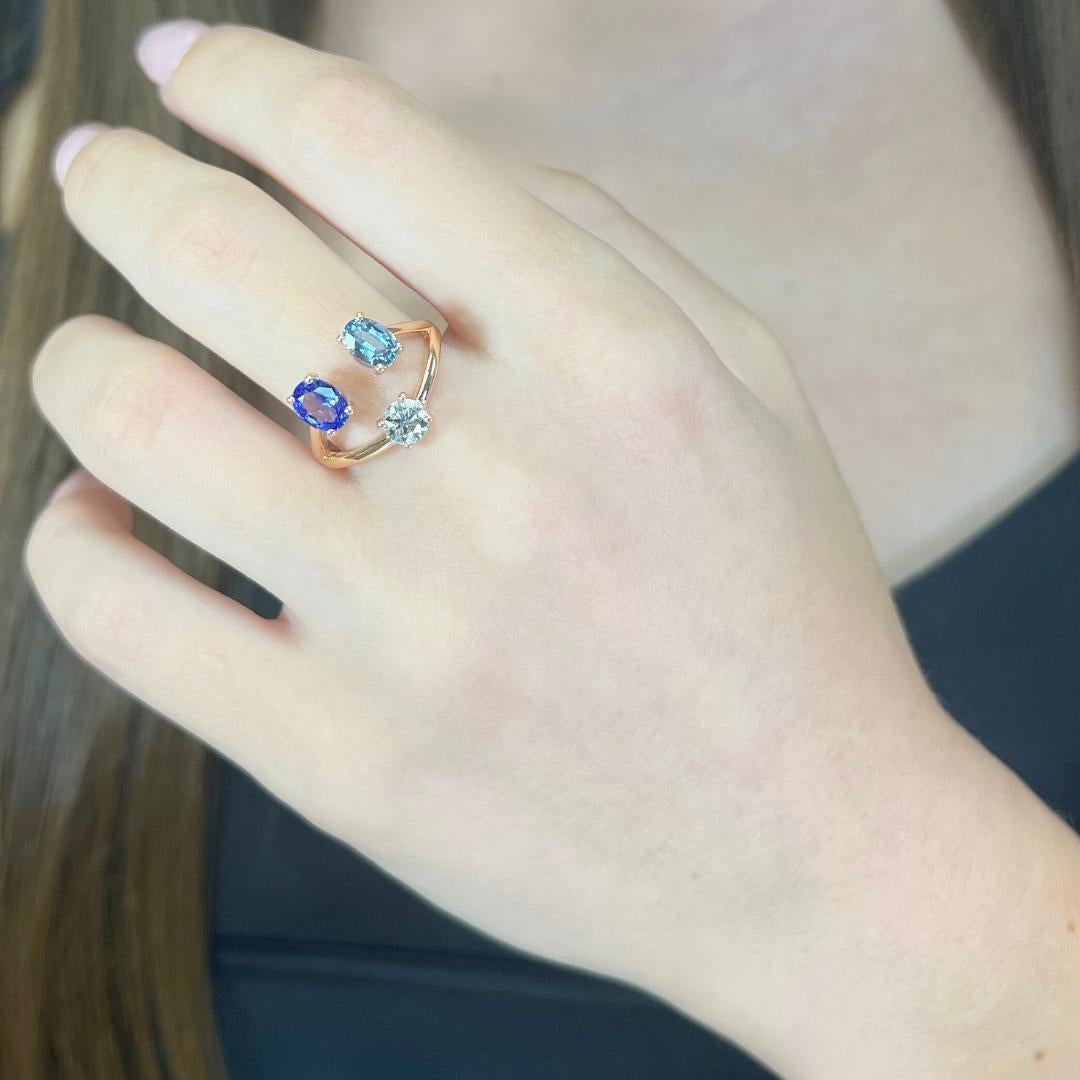 Stilvolle 2,03ct Tansanite und Diamant 3-Stein-Ring in 18k Rose Gold - IGI zertifiziert

Dieser 2,03-karätige 3-Stein-Ring aus romantischem 18-karätigem Roségold ist eine faszinierende Verschmelzung von Farbe und Funkeln. Zwei Tansanite im