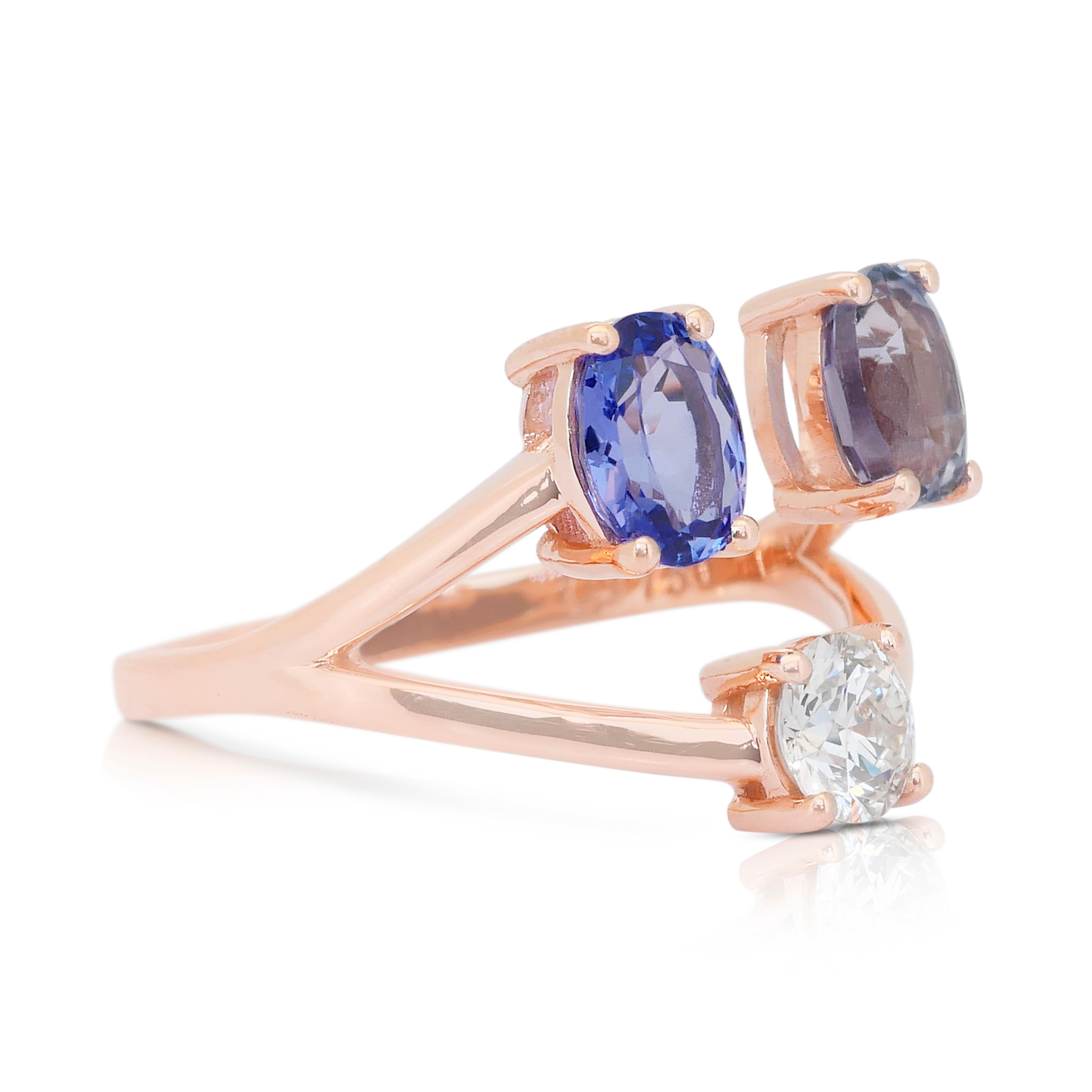 Stilvoller 3-Stein-Ring mit 2,03ct Tansaniten und Diamanten aus 18k Rose Gold (Ovalschliff) im Angebot