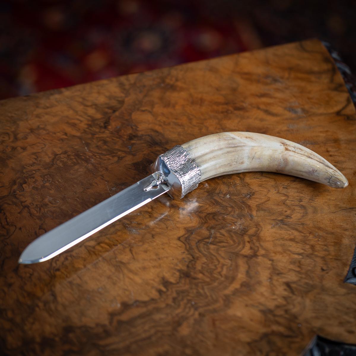 Eine stilvolle 20. Jahrhundert Englisch massivem Silber & tusk Brieföffner. Mit einem flachen, abgeschrägten Brieföffner aus massivem Silber, der an einem Eberhauer befestigt ist. Gepunztes englisches Silber (925er Standard), London, Jahr 1990 (Q),