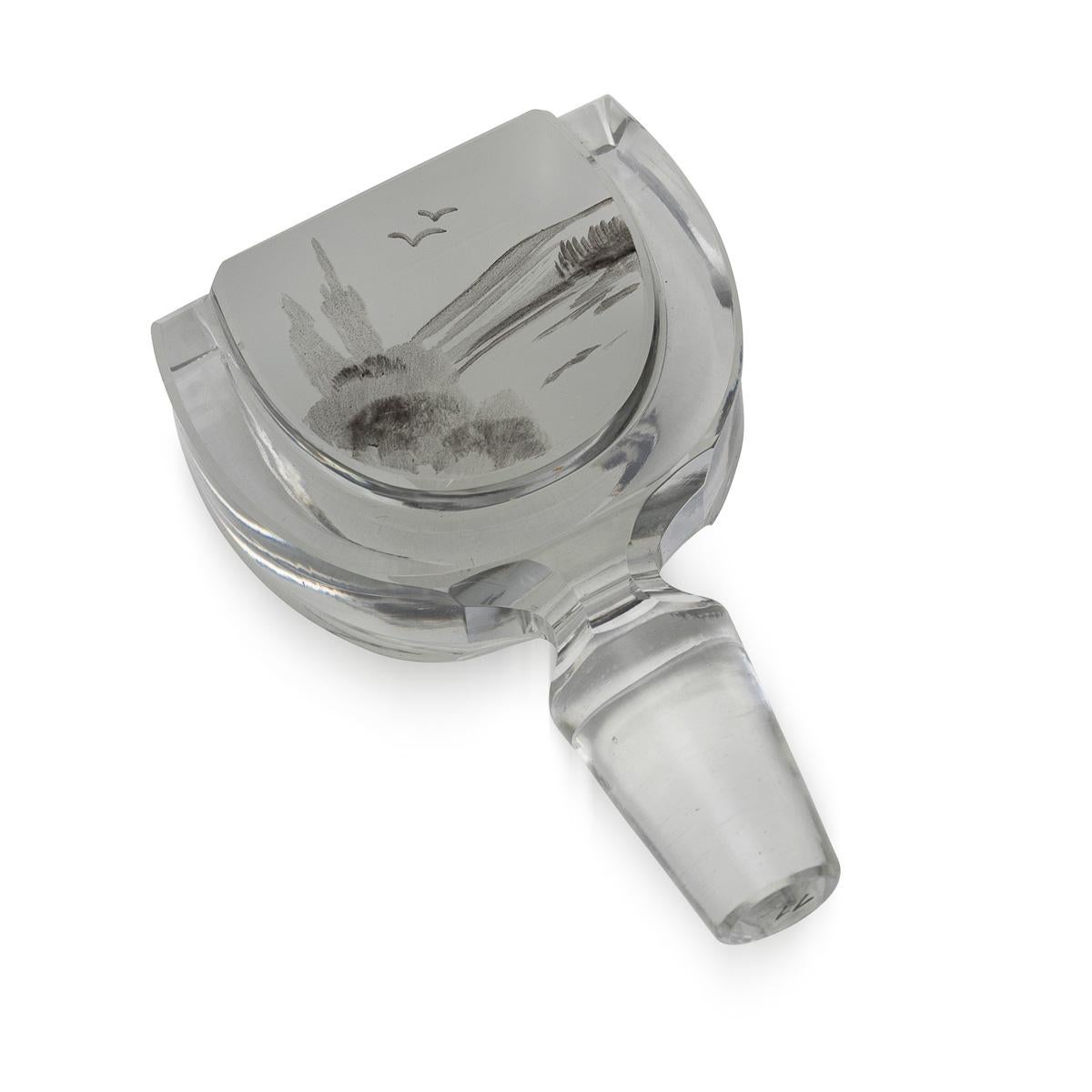 Carafe à décanter en forme de fer à cheval en verre gravé du 20e siècle et six verres, c.1950 en vente 3