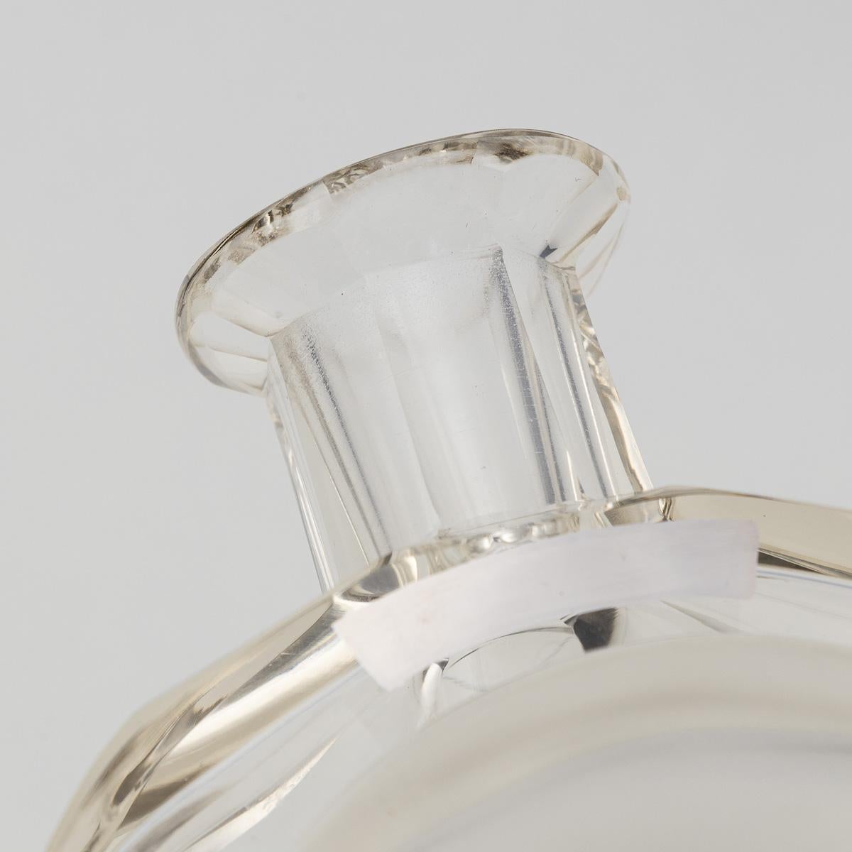 Carafe à décanter en forme de fer à cheval en verre gravé du 20e siècle et six verres, c.1950 en vente 5
