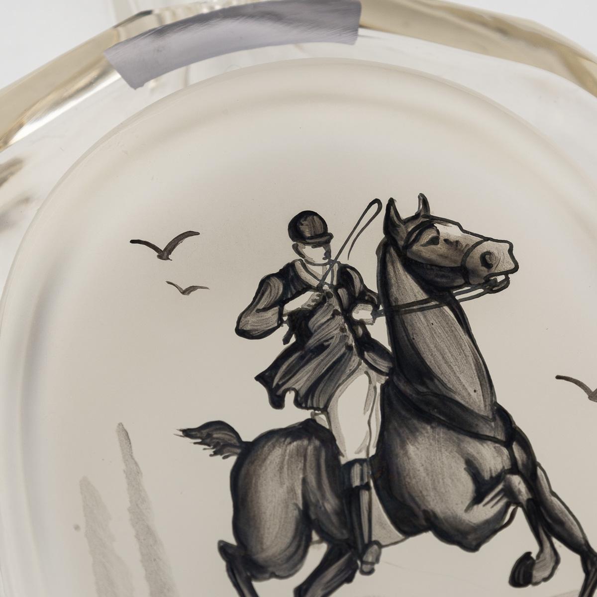 Carafe à décanter en forme de fer à cheval en verre gravé du 20e siècle et six verres, c.1950 en vente 6