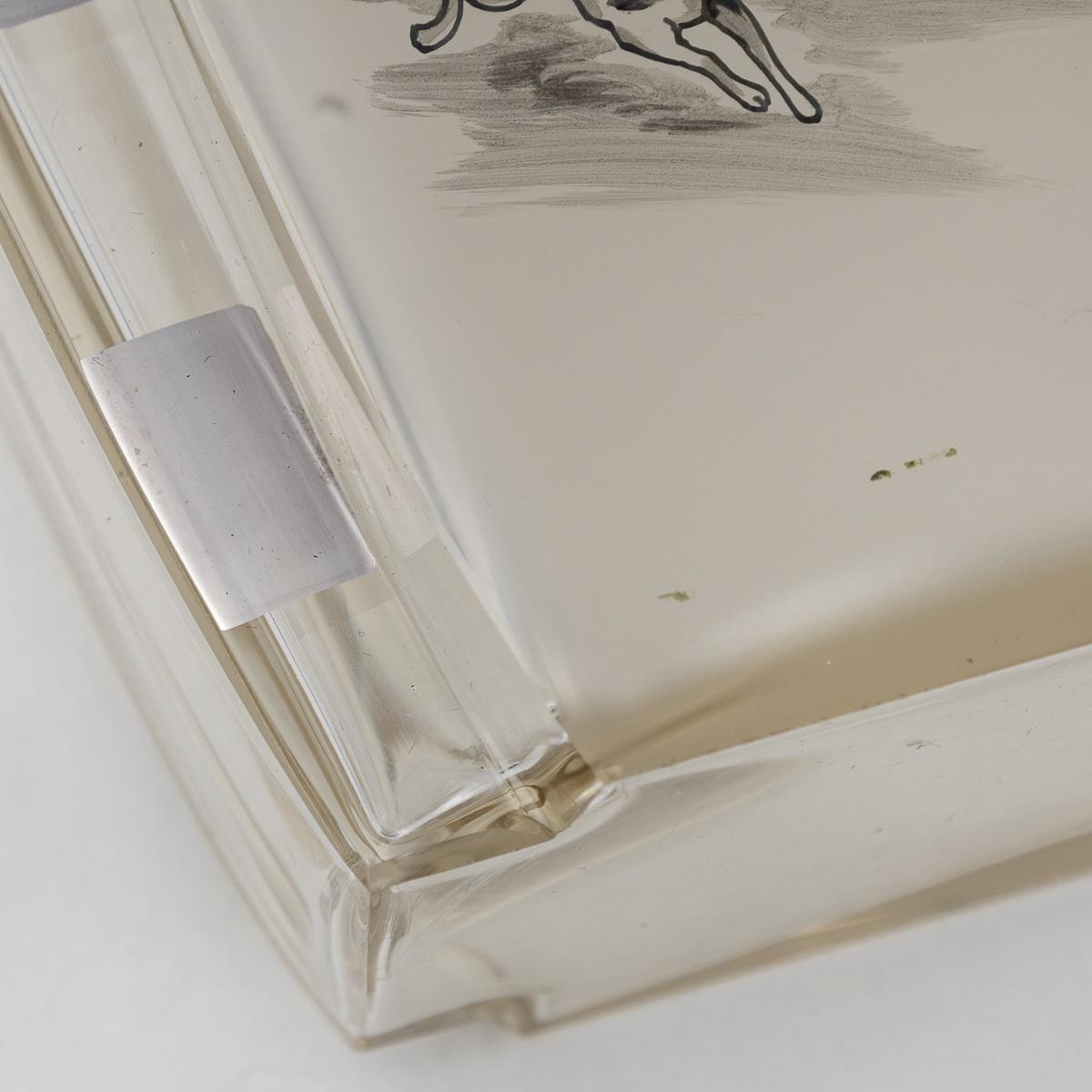 Carafe à décanter en forme de fer à cheval en verre gravé du 20e siècle et six verres, c.1950 en vente 9