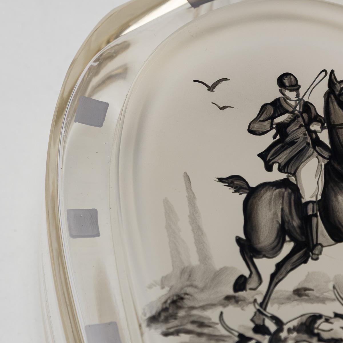 Carafe à décanter en forme de fer à cheval en verre gravé du 20e siècle et six verres, c.1950 en vente 10