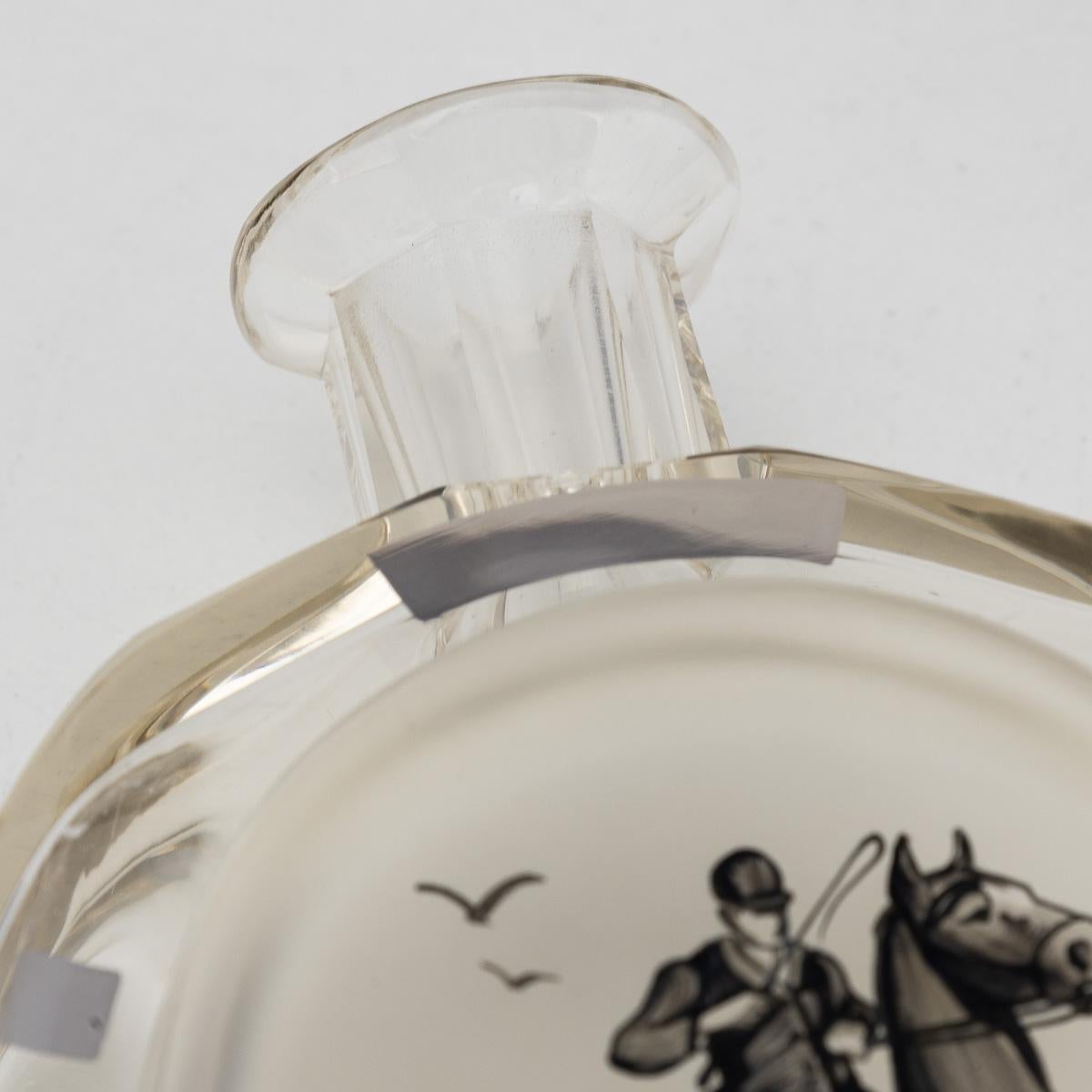 Carafe à décanter en forme de fer à cheval en verre gravé du 20e siècle et six verres, c.1950 en vente 11