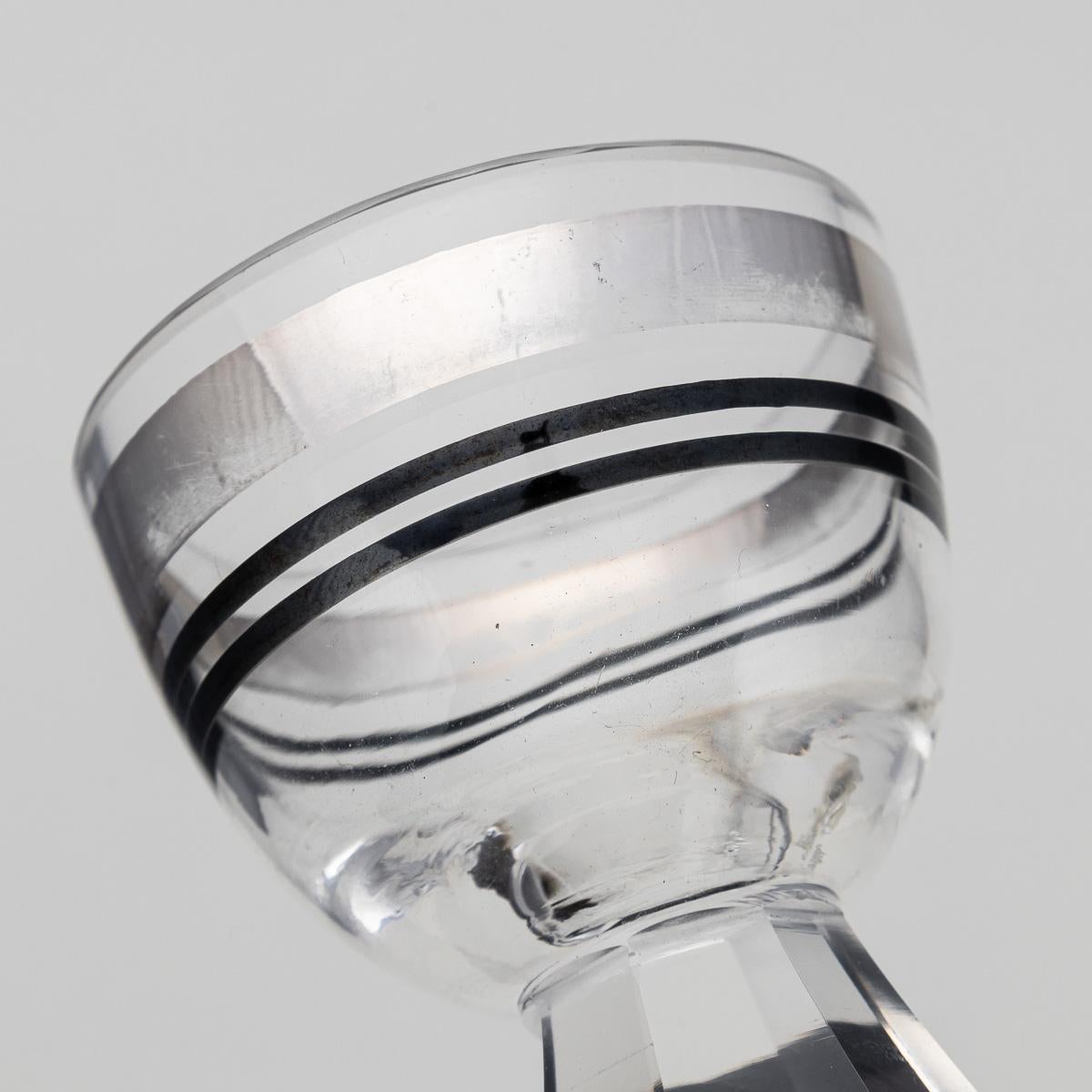 Carafe à décanter en forme de fer à cheval en verre gravé du 20e siècle et six verres, c.1950 en vente 12