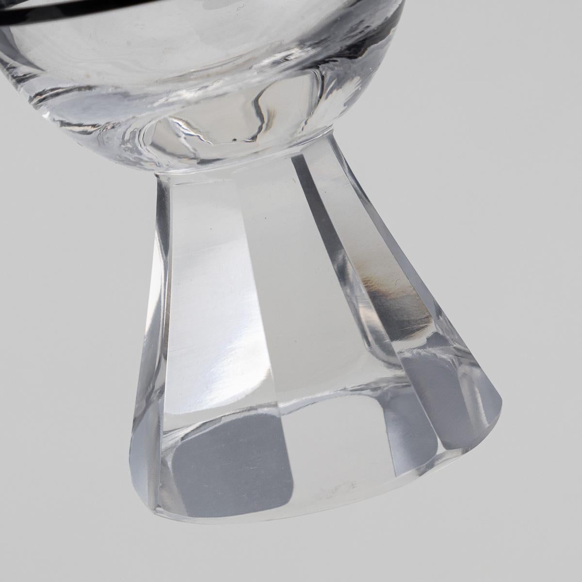 Carafe à décanter en forme de fer à cheval en verre gravé du 20e siècle et six verres, c.1950 en vente 13