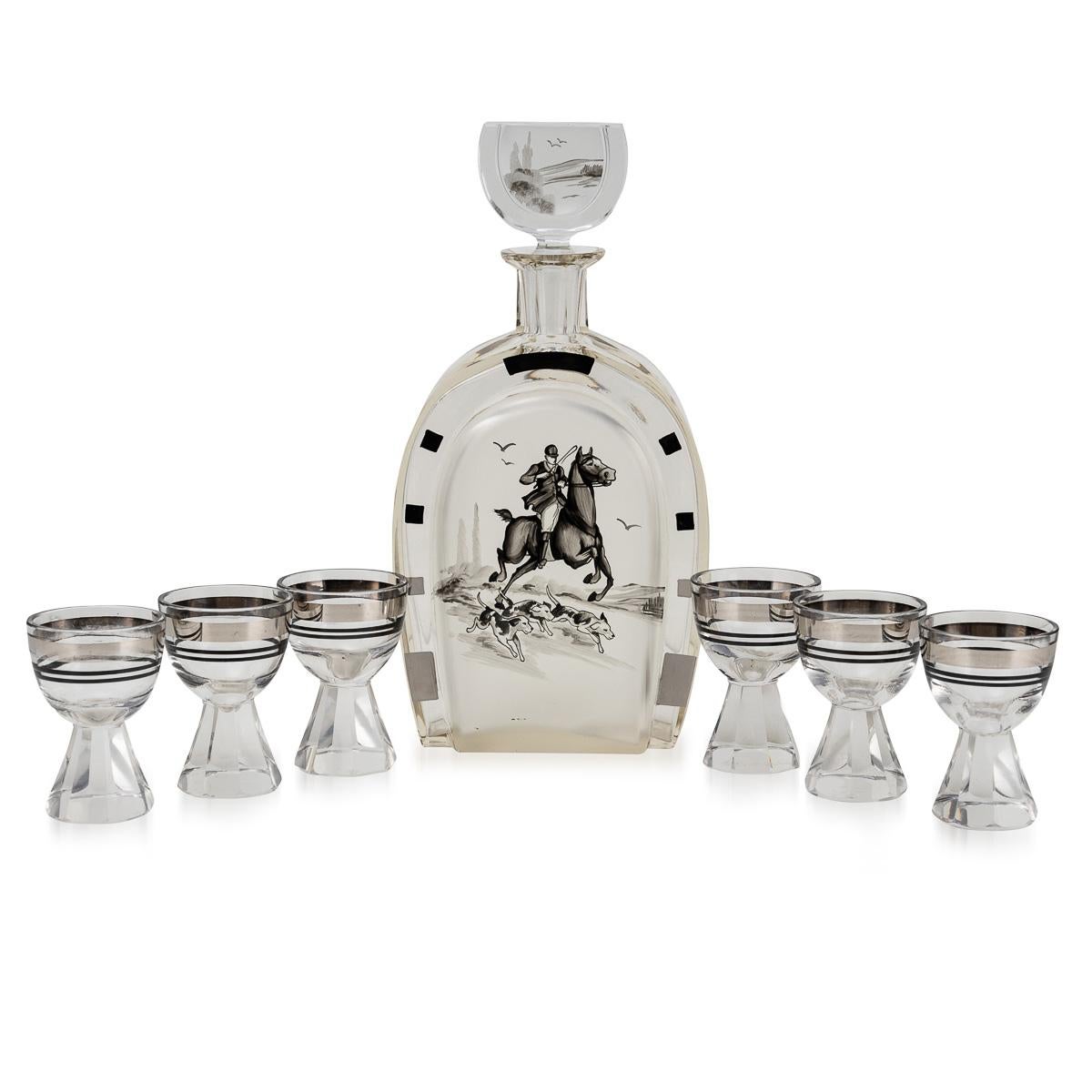 Autre Carafe à décanter en forme de fer à cheval en verre gravé du 20e siècle et six verres, c.1950 en vente