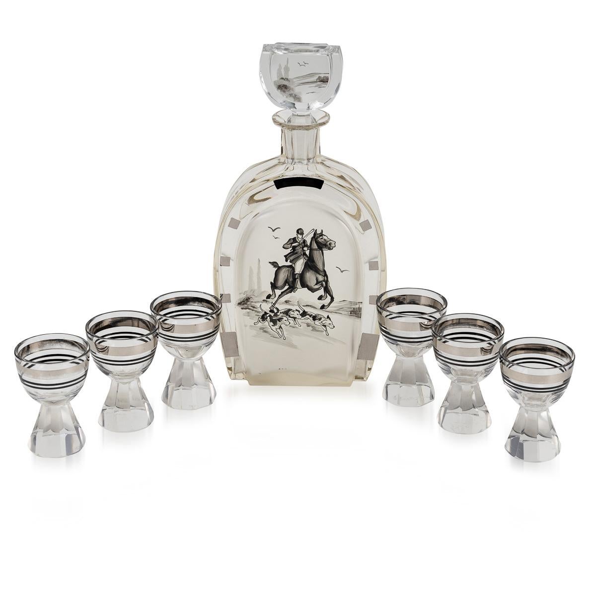 Européen Carafe à décanter en forme de fer à cheval en verre gravé du 20e siècle et six verres, c.1950 en vente