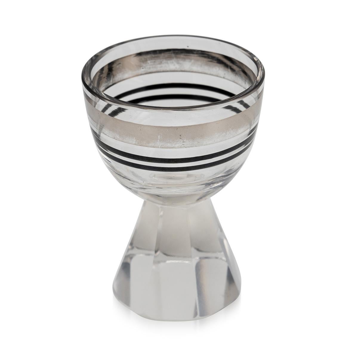 Carafe à décanter en forme de fer à cheval en verre gravé du 20e siècle et six verres, c.1950 Bon état - En vente à Royal Tunbridge Wells, Kent