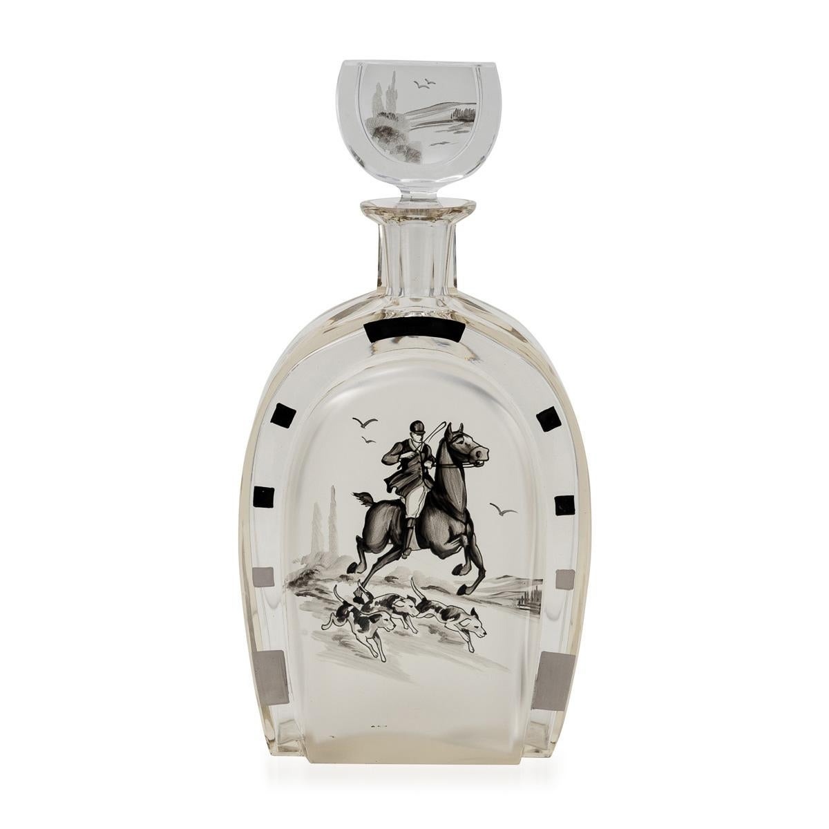 20ième siècle Carafe à décanter en forme de fer à cheval en verre gravé du 20e siècle et six verres, c.1950 en vente