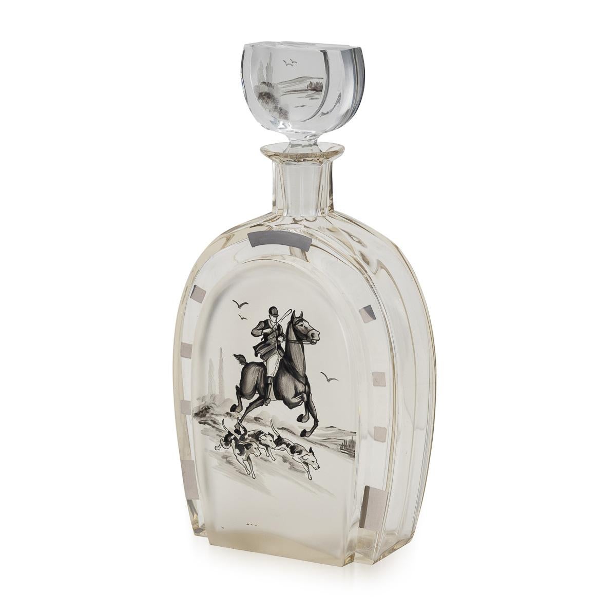 Verre Carafe à décanter en forme de fer à cheval en verre gravé du 20e siècle et six verres, c.1950 en vente
