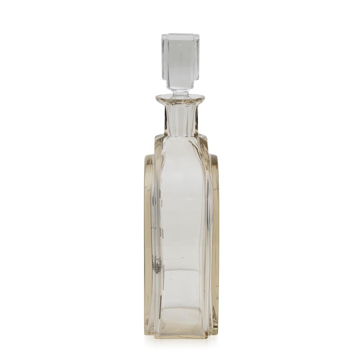 Carafe à décanter en forme de fer à cheval en verre gravé du 20e siècle et six verres, c.1950 en vente 1