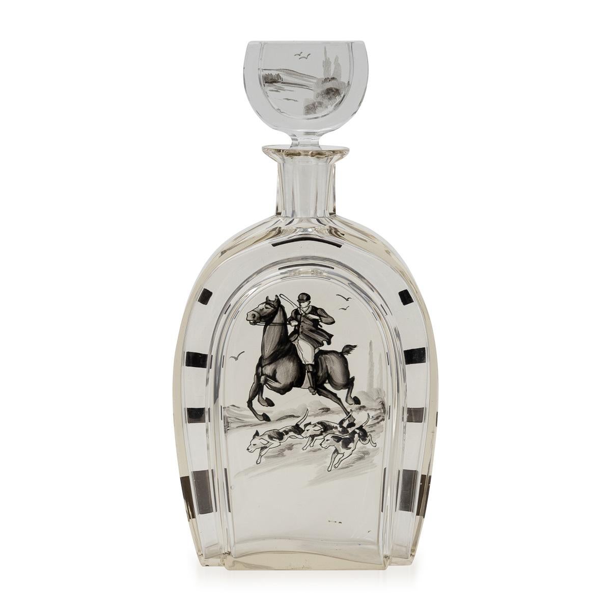Carafe à décanter en forme de fer à cheval en verre gravé du 20e siècle et six verres, c.1950 en vente 2