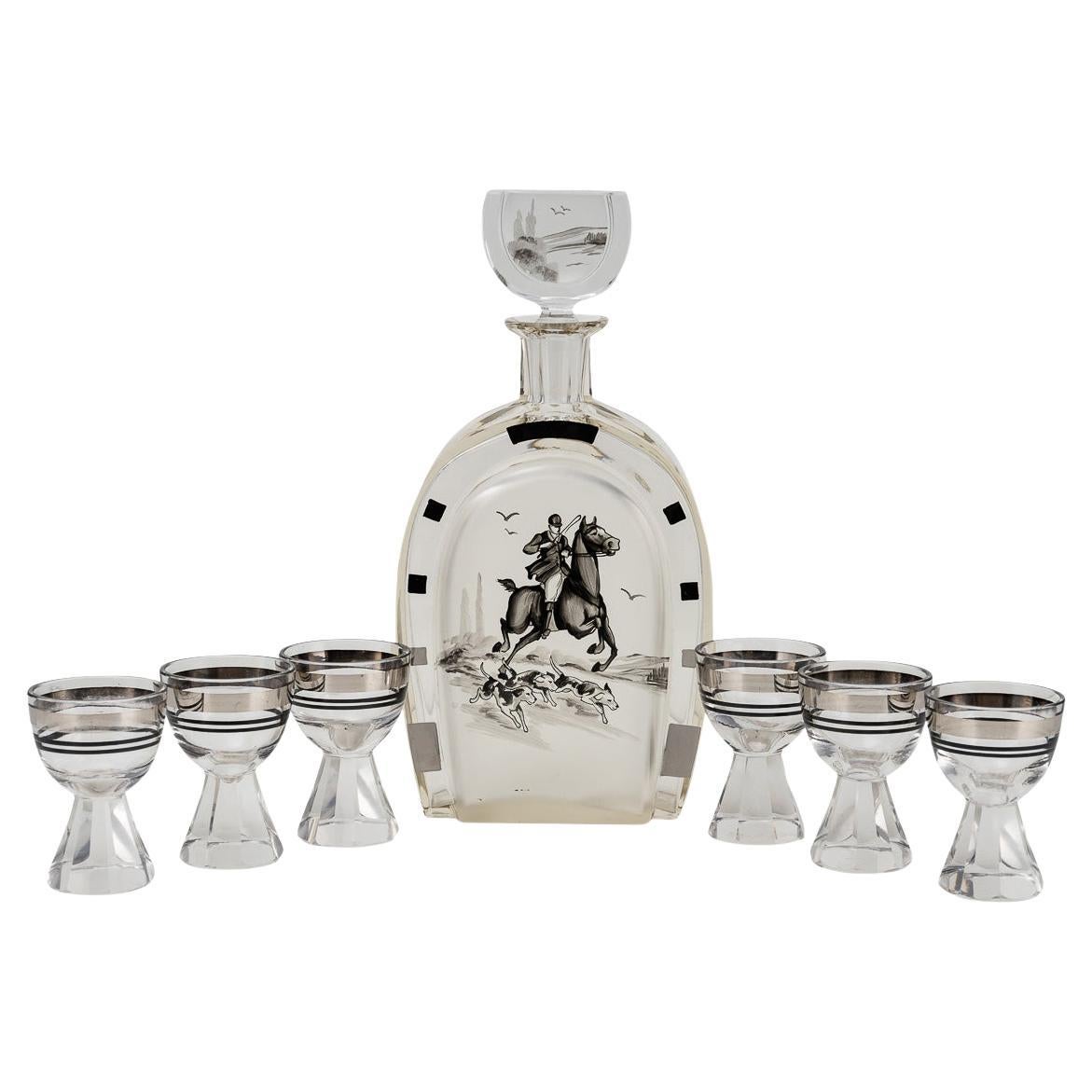 Elegante decanter a ferro di cavallo in vetro acidato del XX secolo e sei bicchieri c.C.