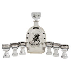 Elegante decantador de vidrio grabado del siglo XX con forma de herradura y seis copas c.1950