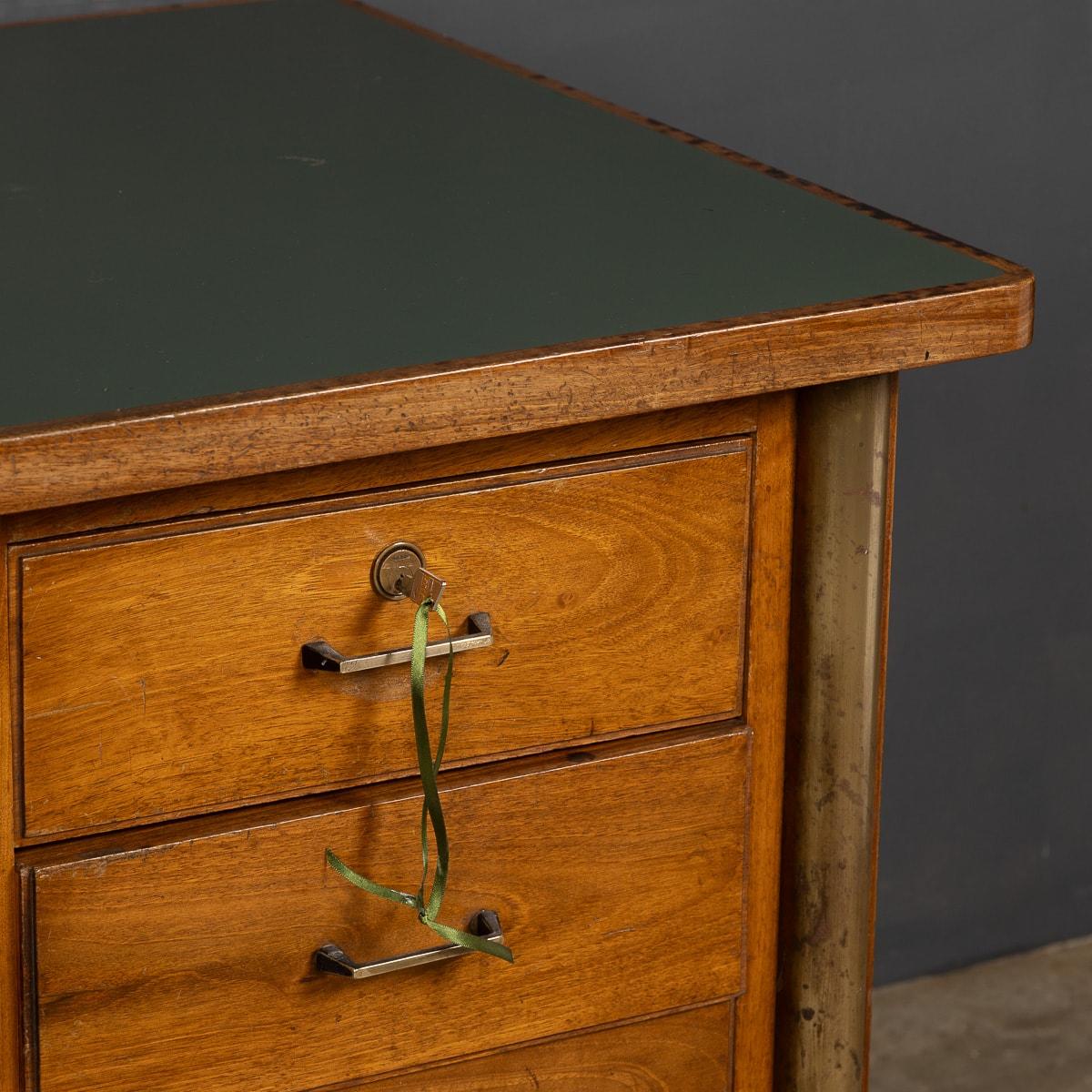 Élégante table italienne Art déco du 20ème siècle en laiton et acajou, vers 1930 en vente 7