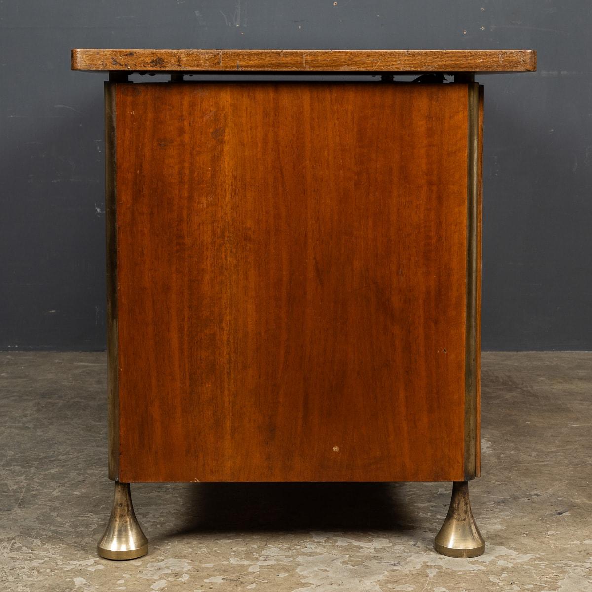 Élégante table italienne Art déco du 20ème siècle en laiton et acajou, vers 1930 Bon état - En vente à Royal Tunbridge Wells, Kent