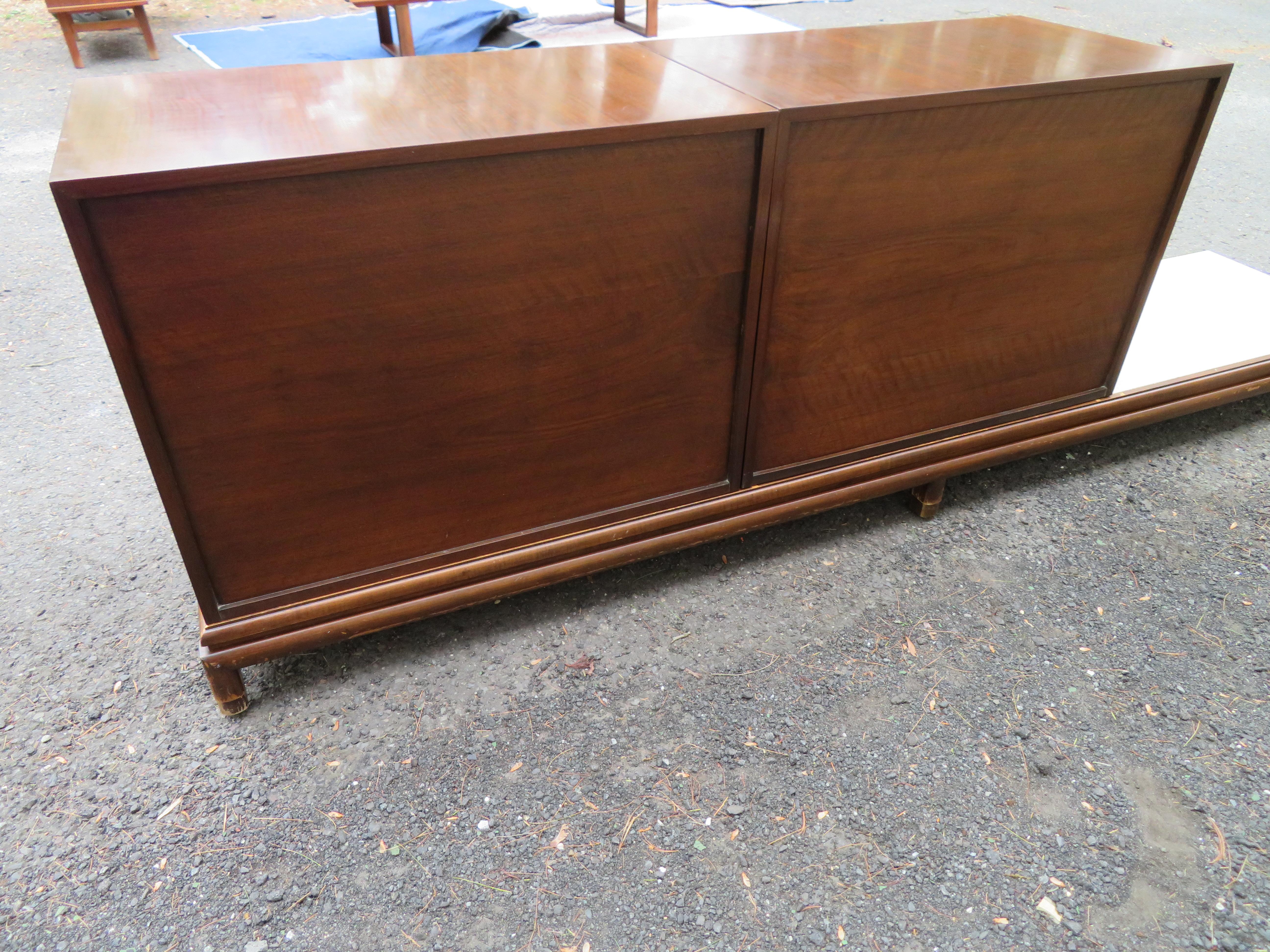 Elegante cassettone Renzo Rutuli 3 pezzi Credenza Travertino Johnson Furniture Co. in vendita 1