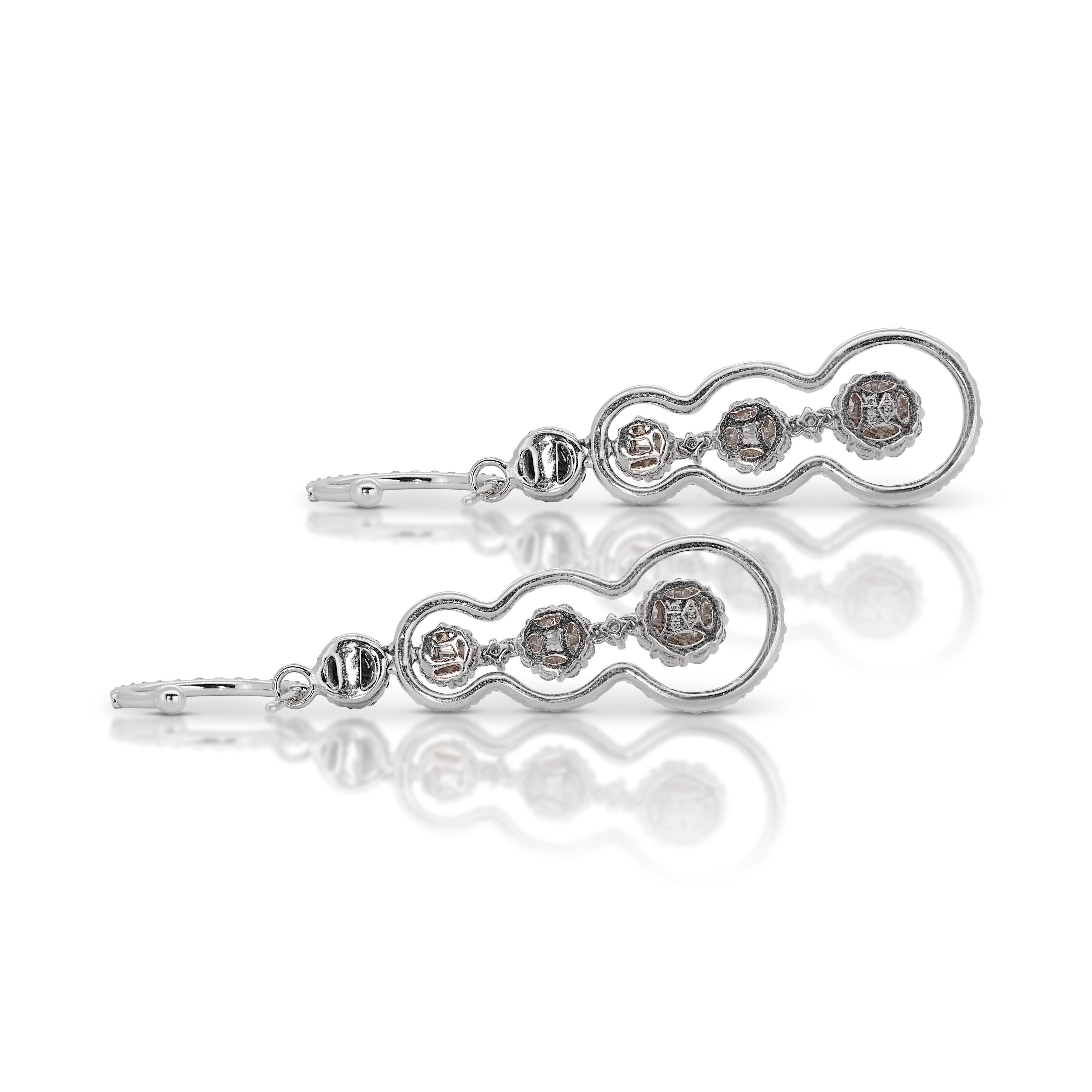 Stilvolle 3,50ct. Runde Brillant- und Baguette-Diamant-Ohrringe zum Baumeln im Angebot 1