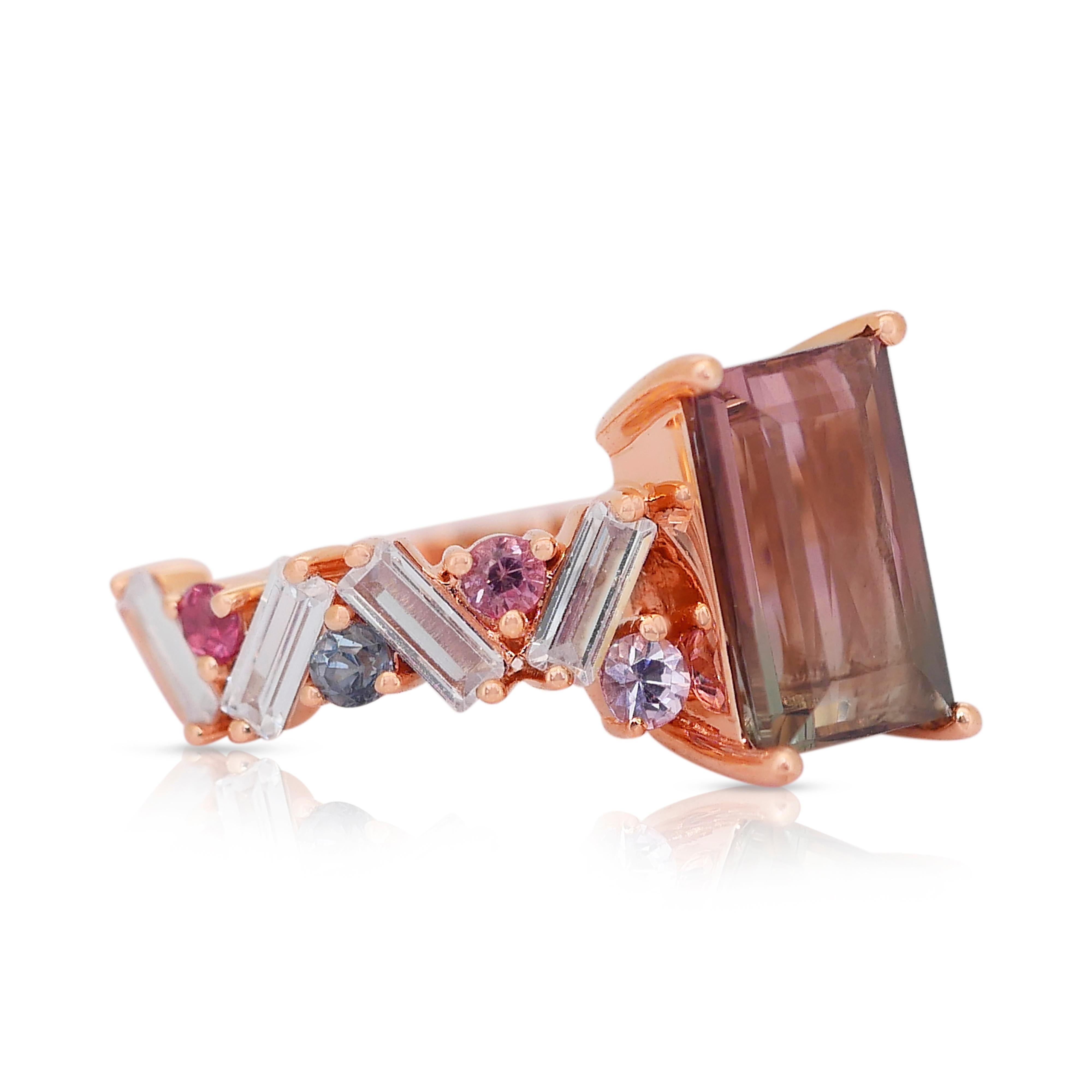 Elegante anello a grappolo con tormalina da 4,13 carati in oro rosa 18 carati - certificato GCI 

Scopri la miscela perfetta di eleganza e colore con questo splendido anello a grappolo in oro rosa 18 carati. Caratterizzato da una straordinaria
