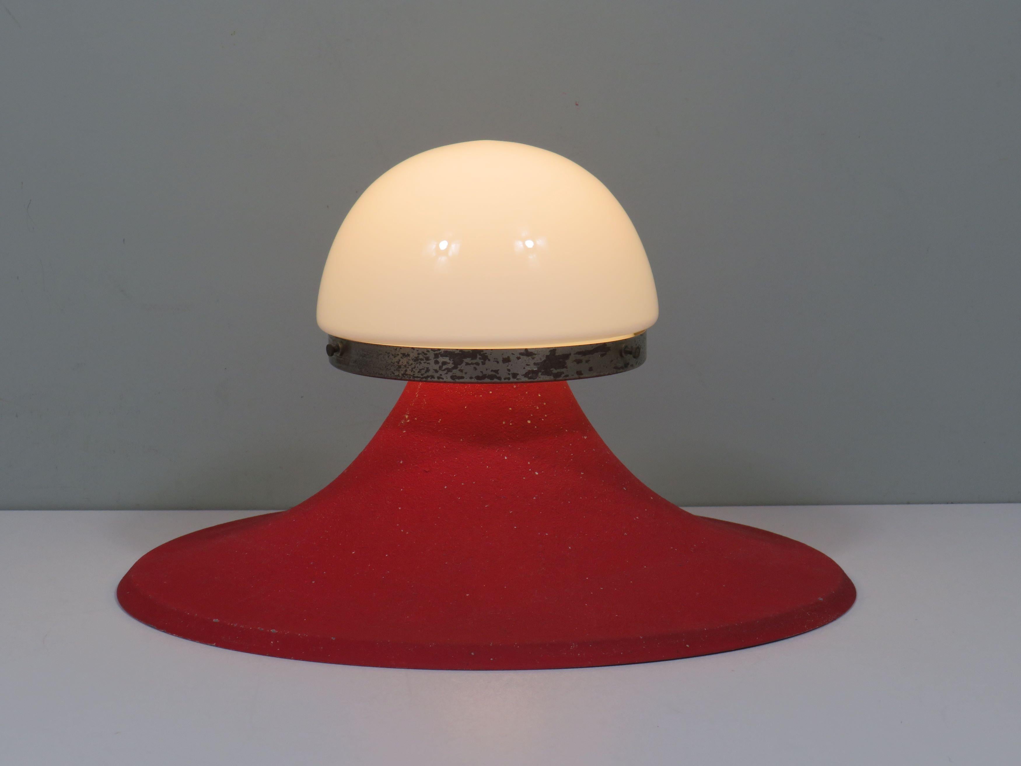 Italiano Lampada da parete o da soffitto in stile anni '50 - Linee fluide e texture sottile in vendita