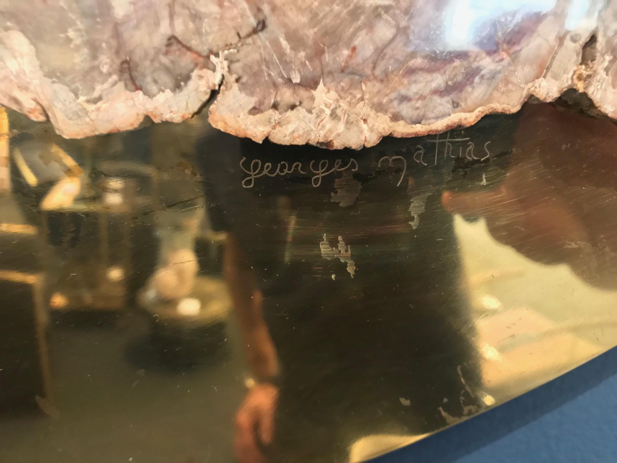 Runder Spiegel aus säuregeätztem Messing und versteinertem Holz von Georges Mathias (Belgisch) im Angebot