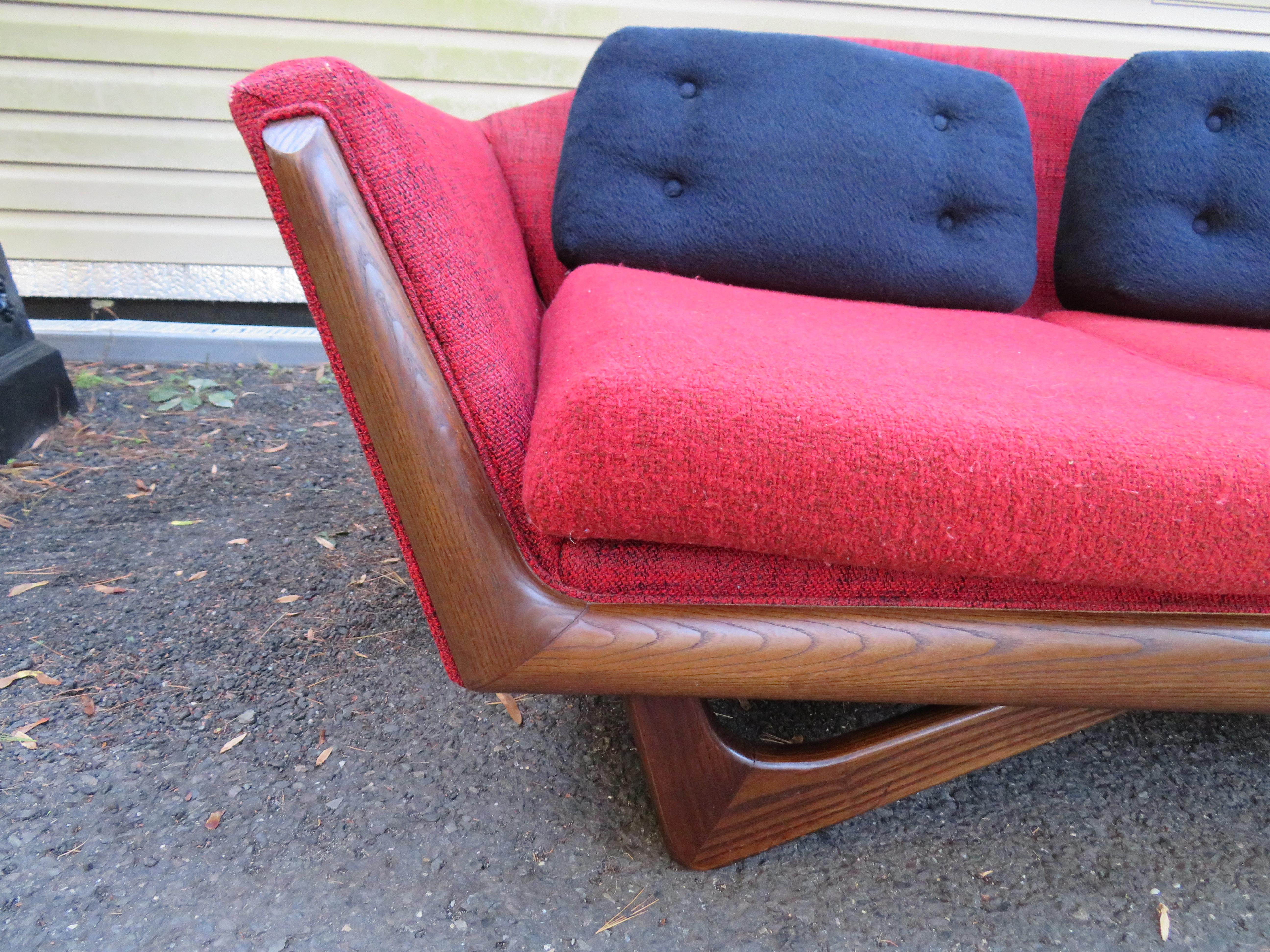Elegante sofá escultural de nogal estilo Adrian Pearsall Mediados de siglo Estadounidense en venta