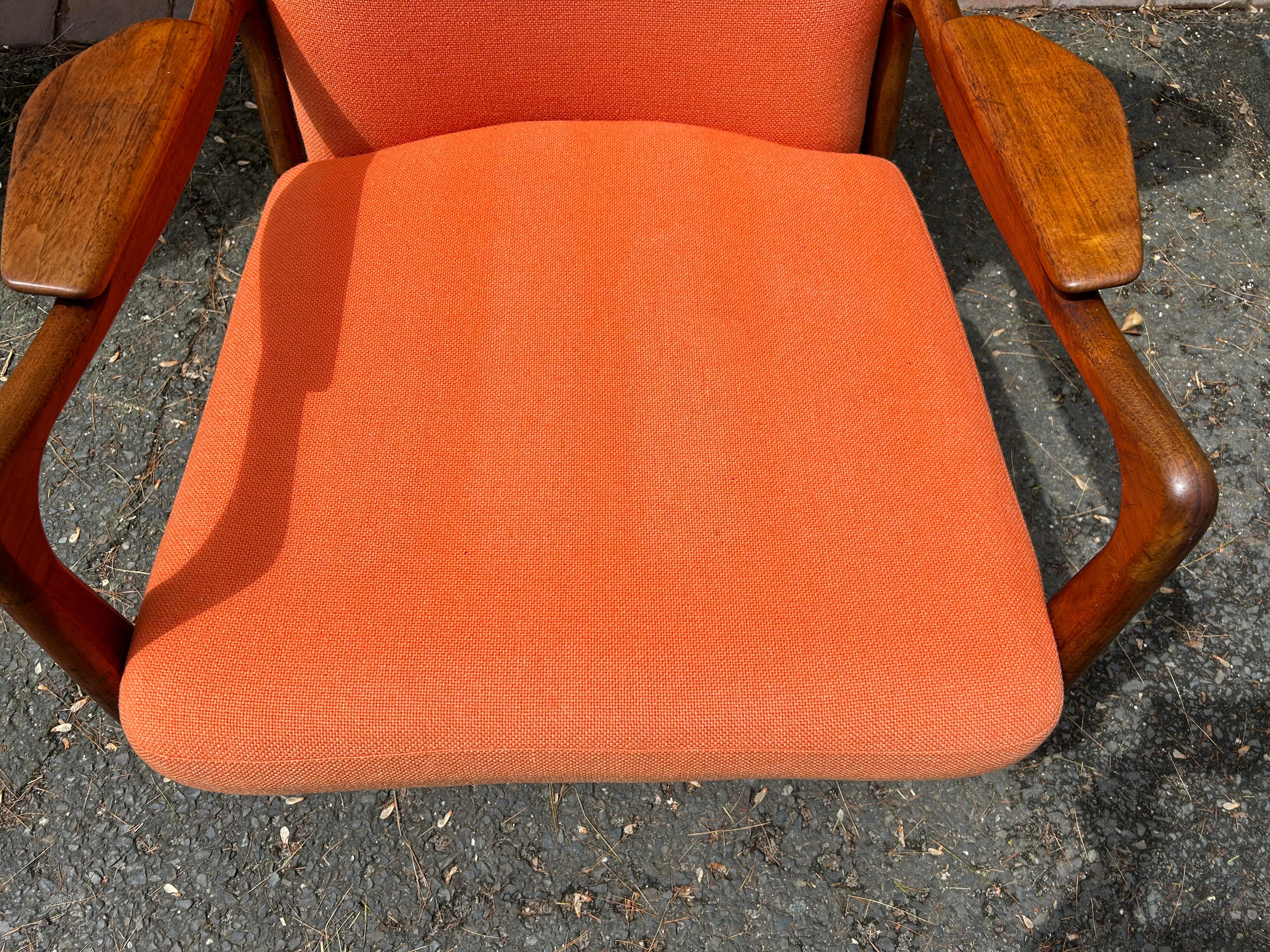 Chaise longue en noyer sculpturale à dossier en aile Adrian Pearsall Mid-Century en vente 3