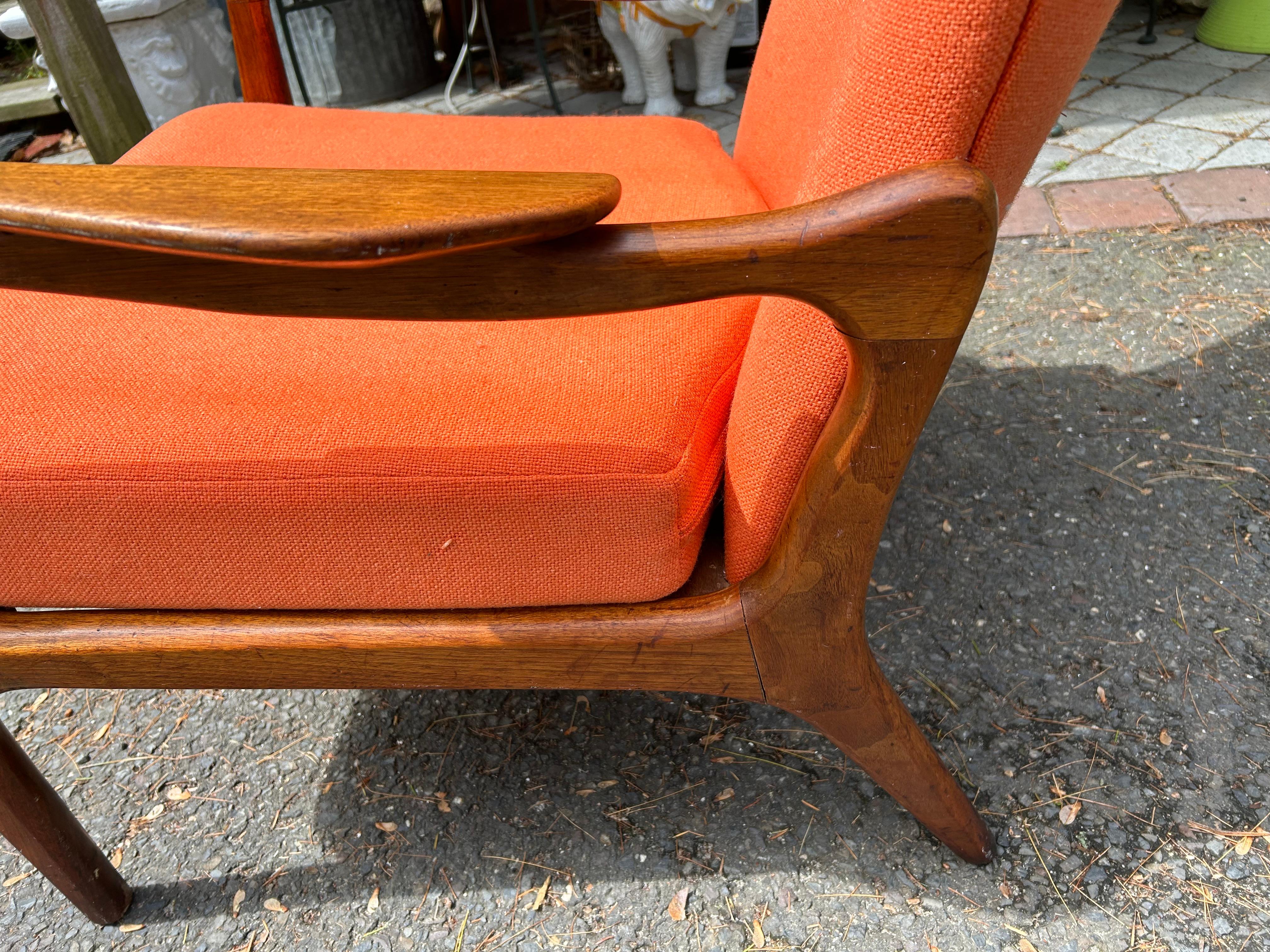 Chaise longue en noyer sculpturale à dossier en aile Adrian Pearsall Mid-Century en vente 4