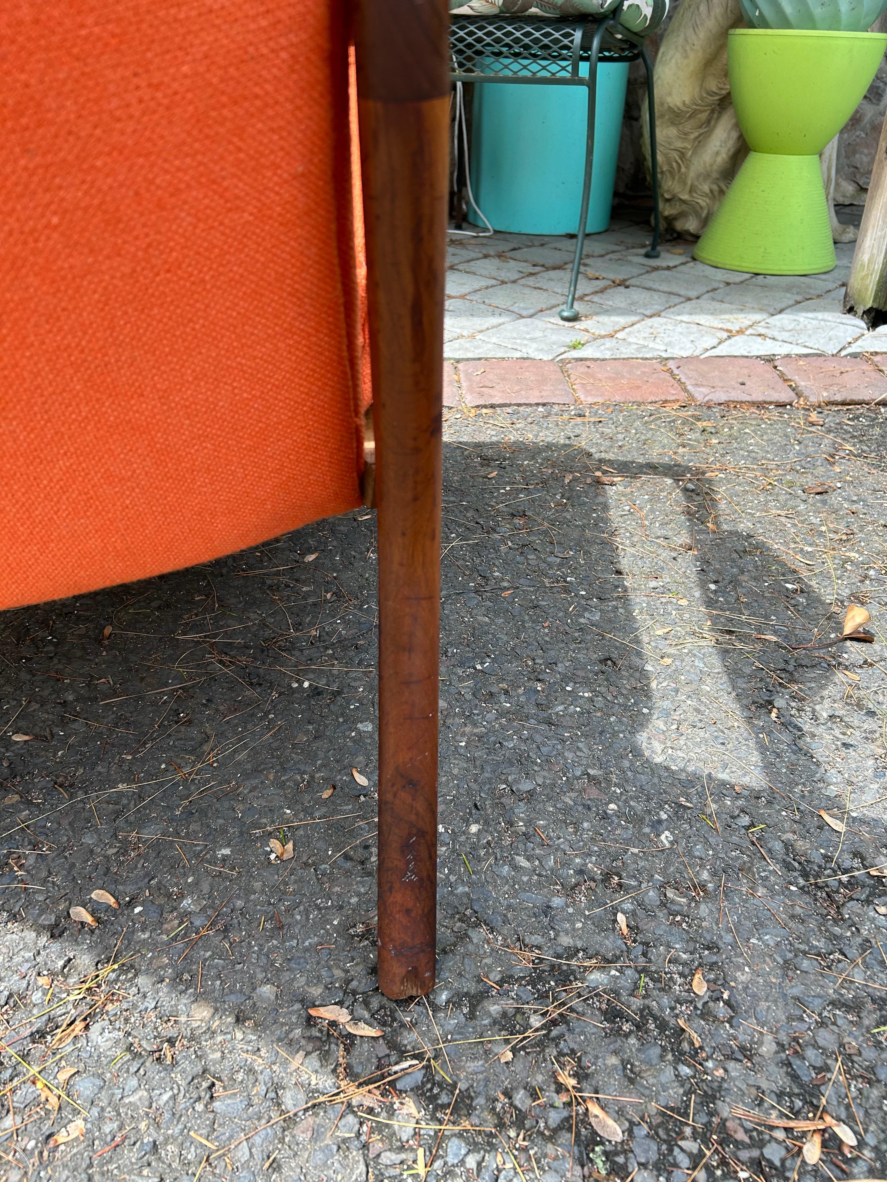 Chaise longue en noyer sculpturale à dossier en aile Adrian Pearsall Mid-Century en vente 5