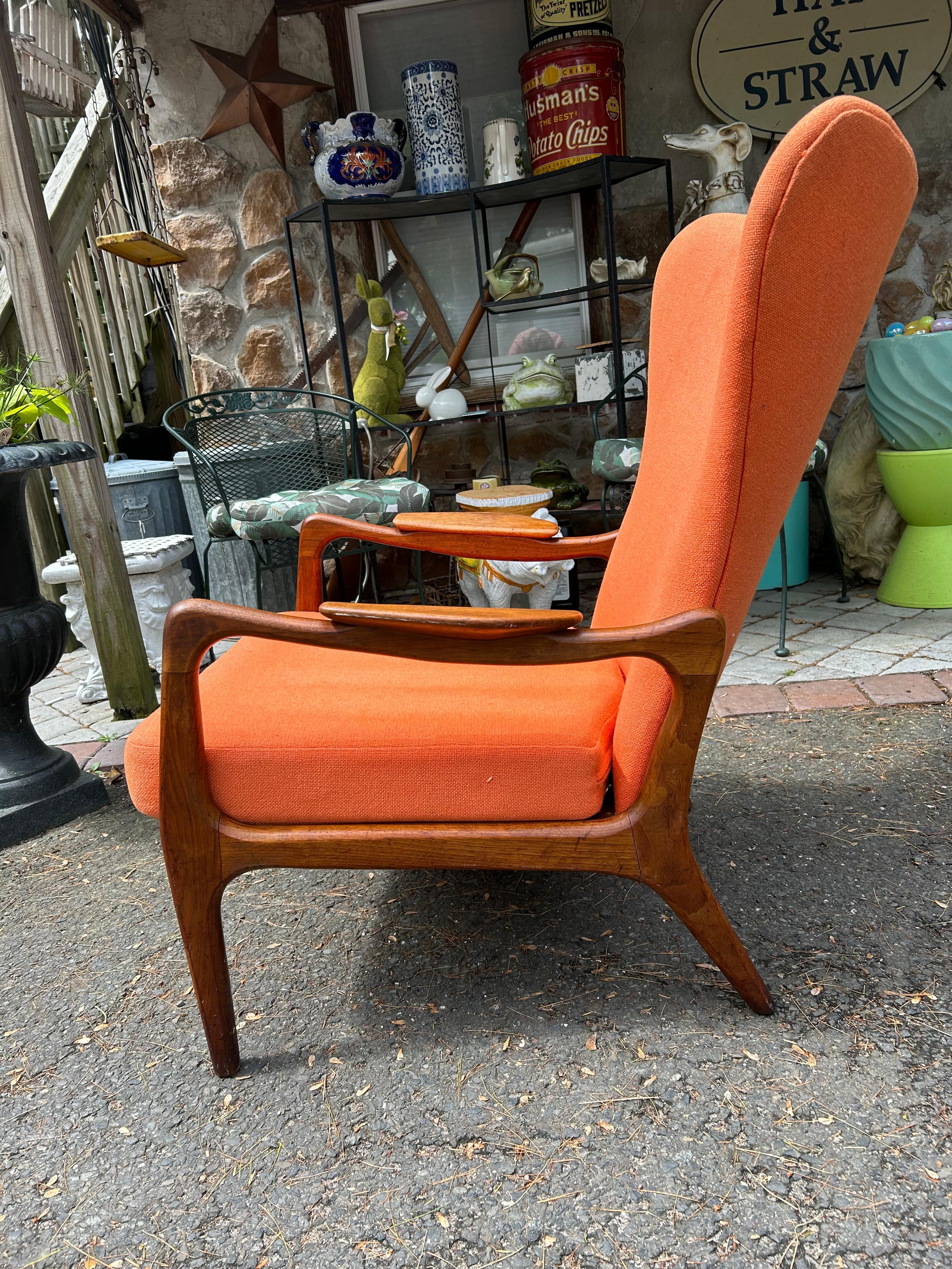 Mid-Century Modern Chaise longue en noyer sculpturale à dossier en aile Adrian Pearsall Mid-Century en vente