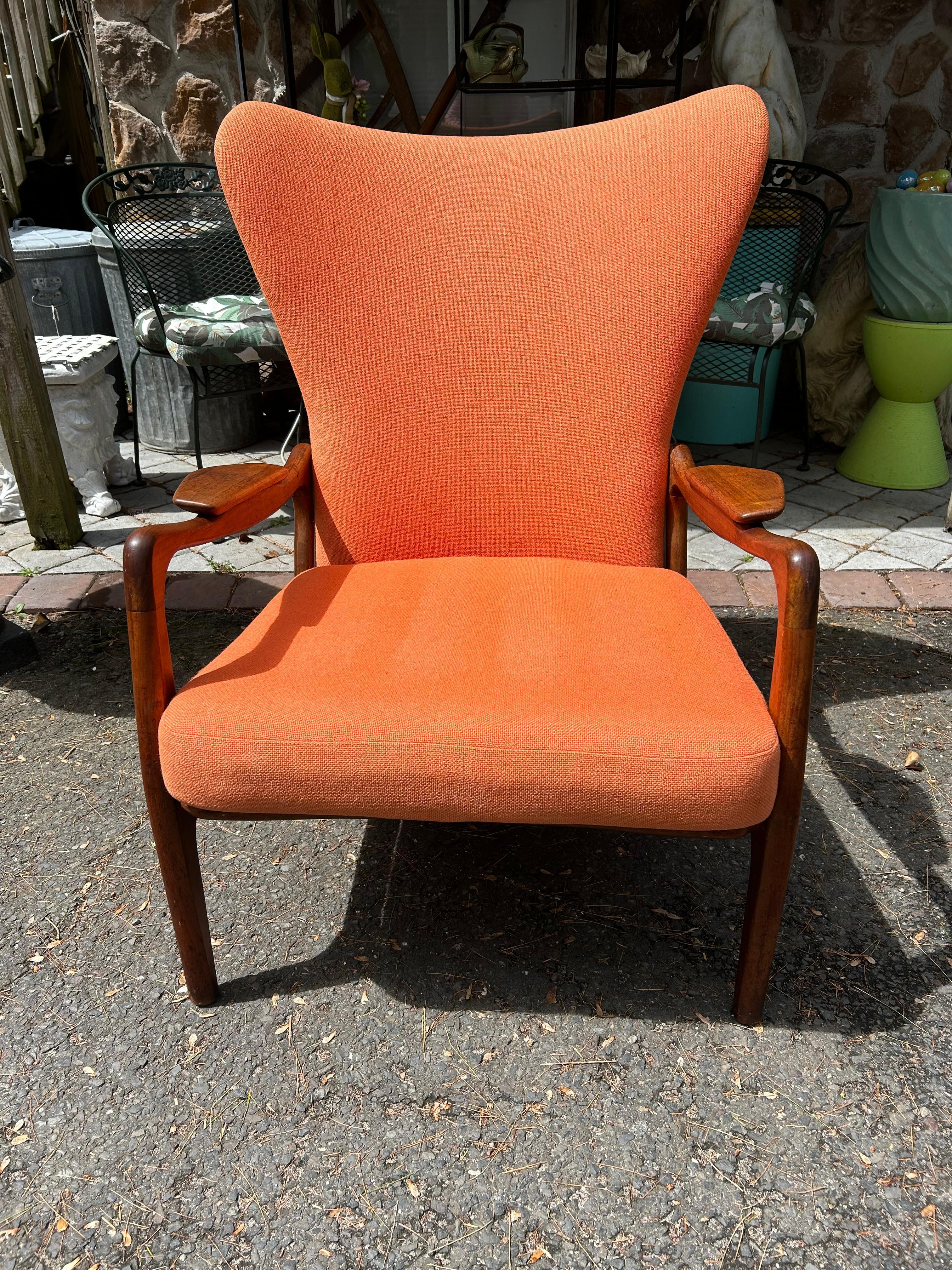 Stylish Adrian Pearsall Wing Back Sculptural Walnut Lounge Chair Mid-Century In Good Condition For Sale In Pemberton, NJ